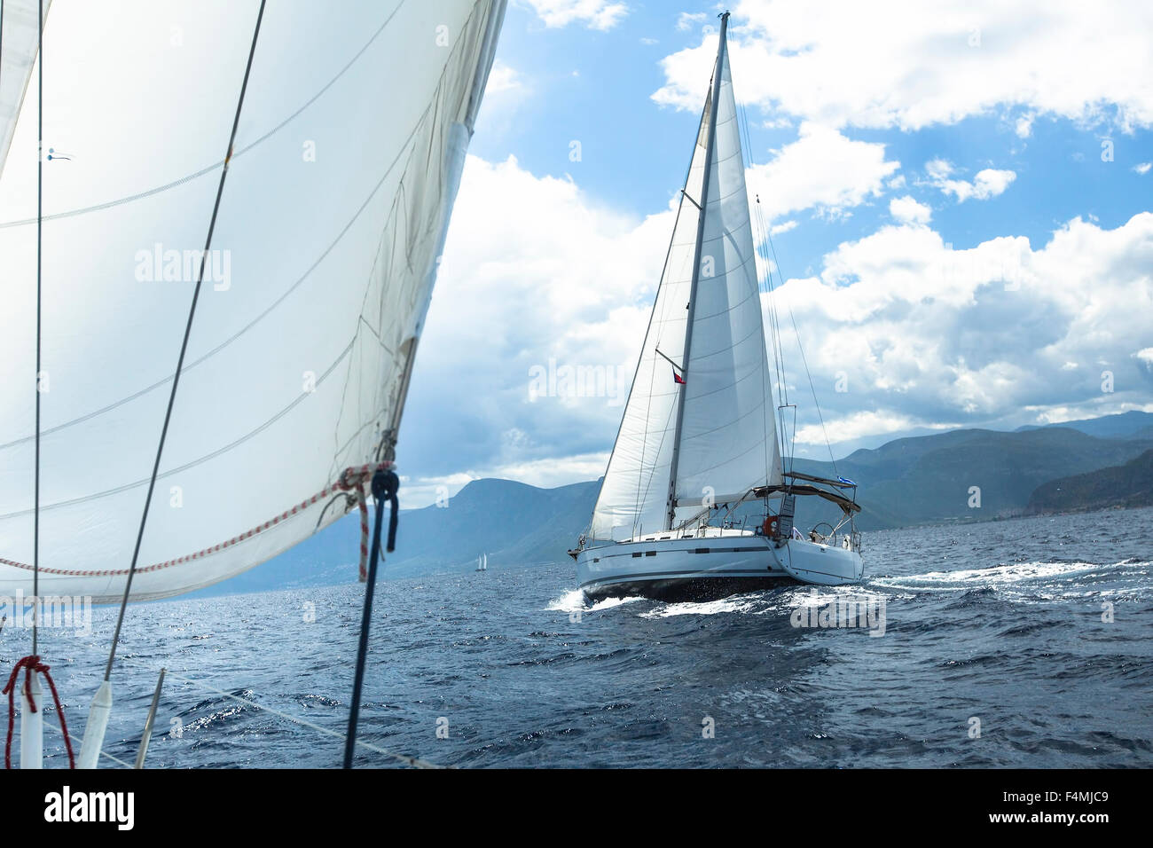 La voile. Yachts bateau à voiles blanches dans la mer ouverte. Style de vie de luxe. Banque D'Images