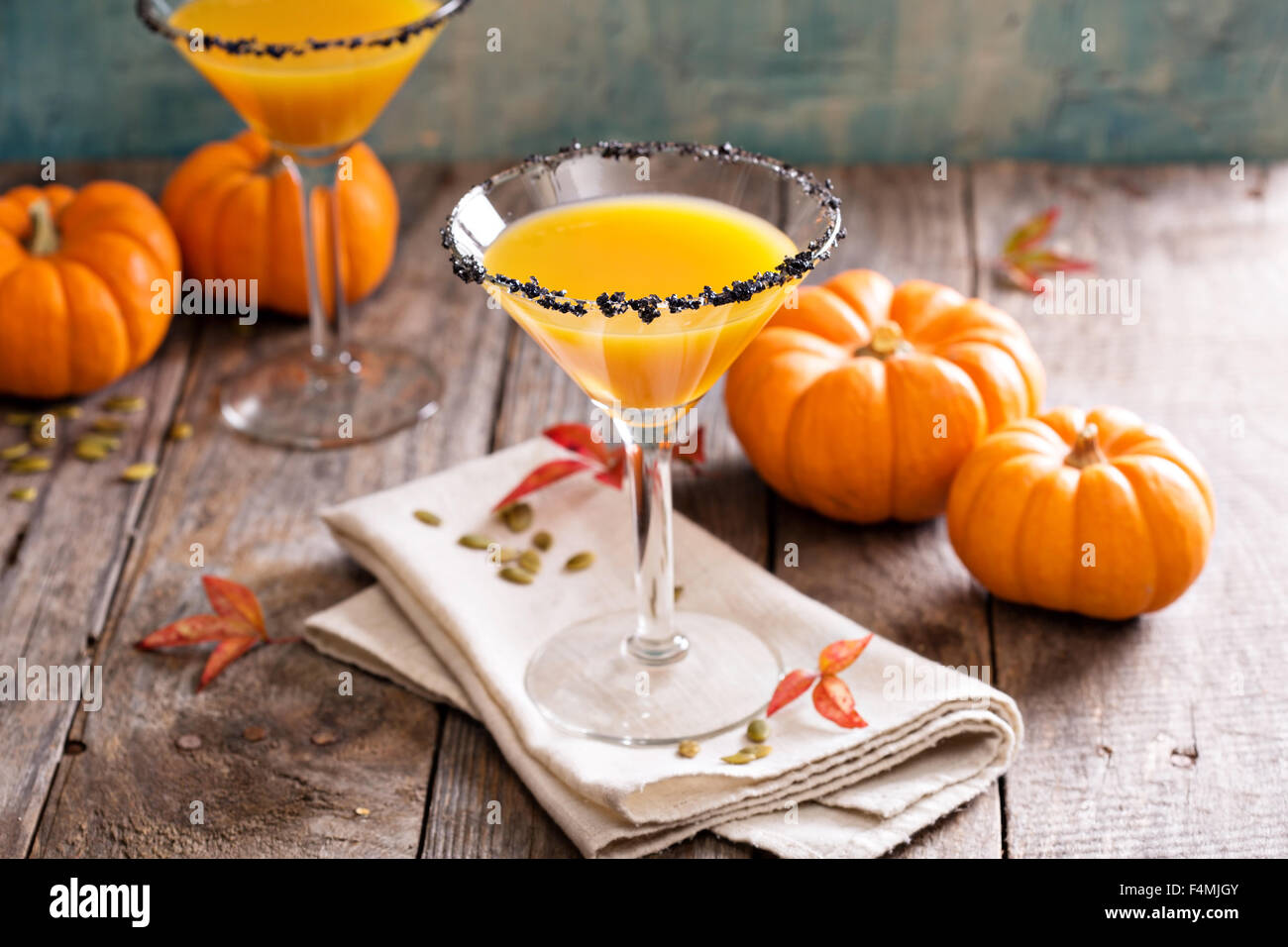 Pumpkintini avec cocktail martini potiron sel noir rim pour l'automne et l'halloween parties Banque D'Images