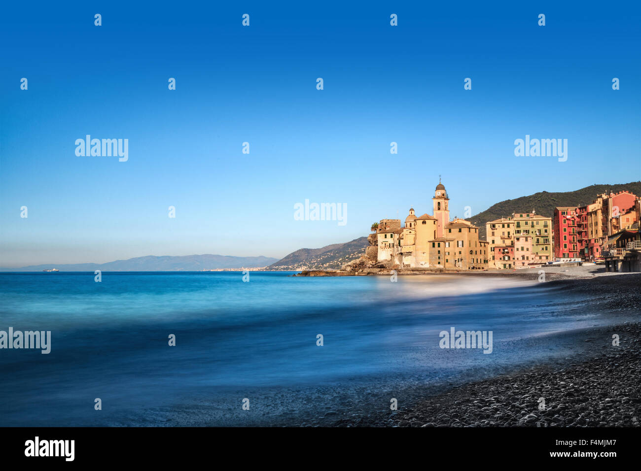 Bâtiments colorés sur le front de mer à Camogli Portofino sur la péninsule, Gênes, Italie, un petit village de pêche populaires avec t Banque D'Images