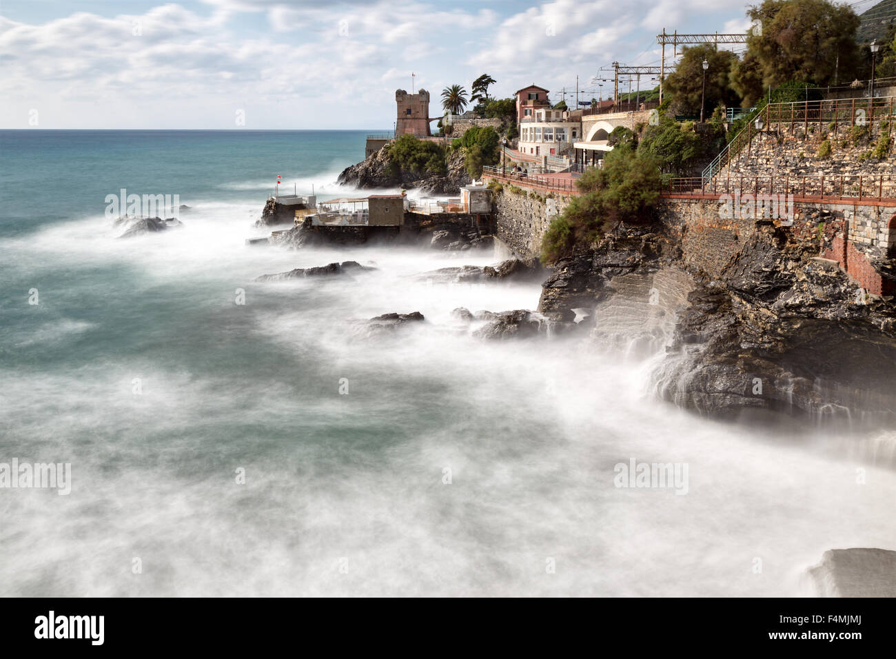 Afficher le long de la côte, Nervi, Gênes, Italie, ex-fiashing village près de Portofino qui est maintenant une station touristique populaire Banque D'Images