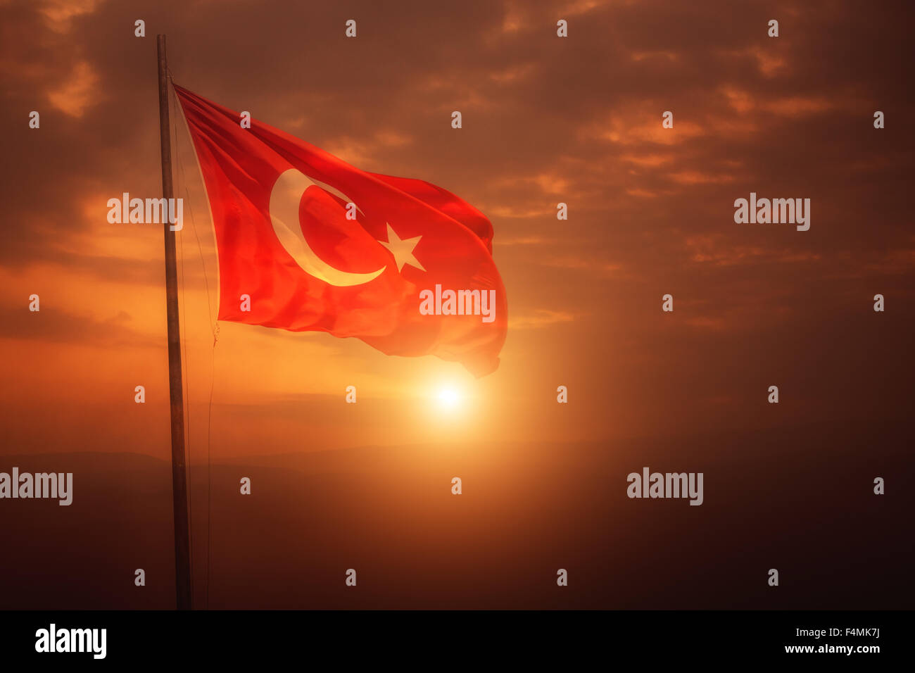 Un drapeau turc survole le soleil en Turquie. Banque D'Images