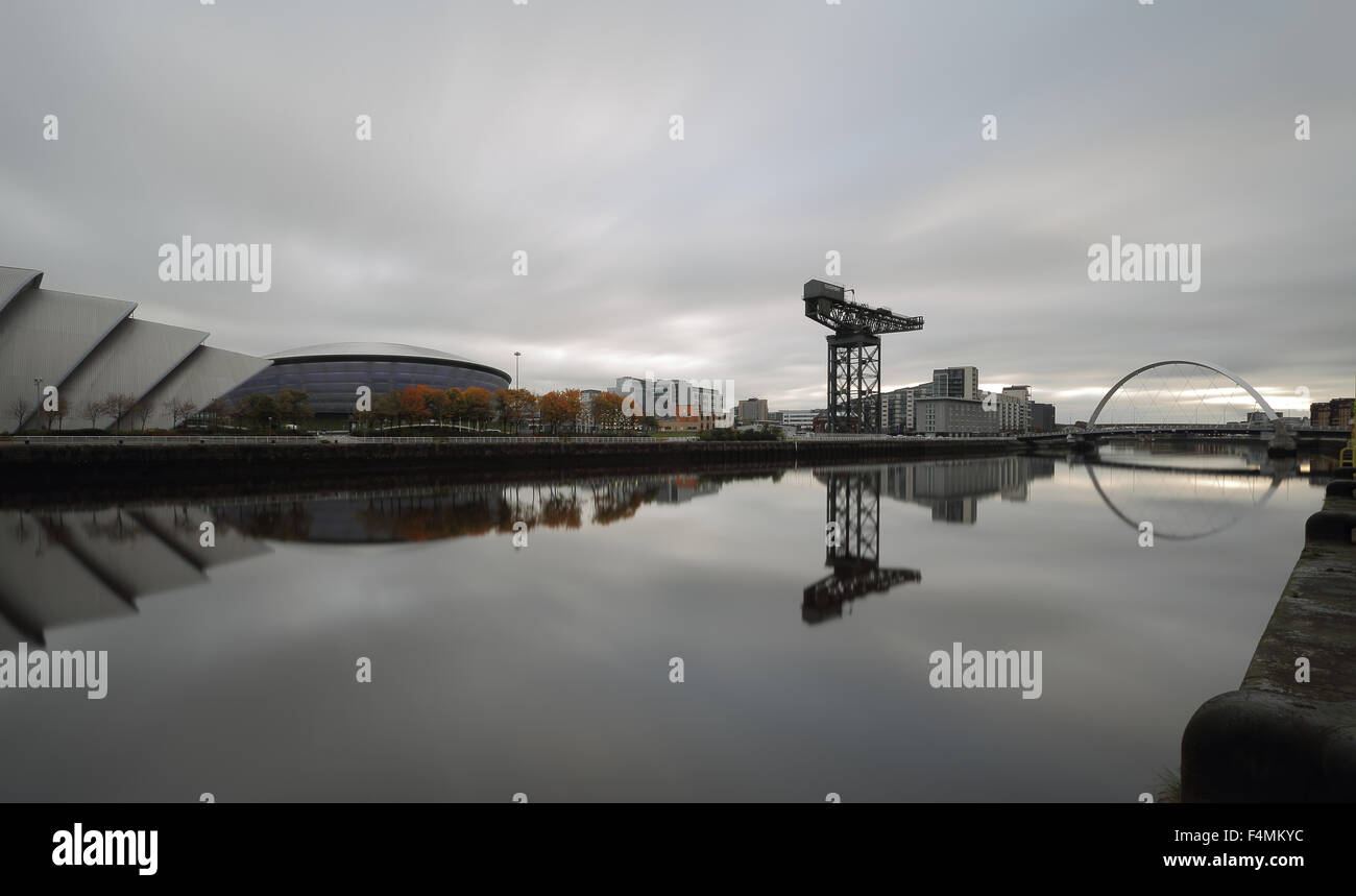Parfaitement clair réflexions sur la rivière Clyde de Glasgow landmarks Banque D'Images