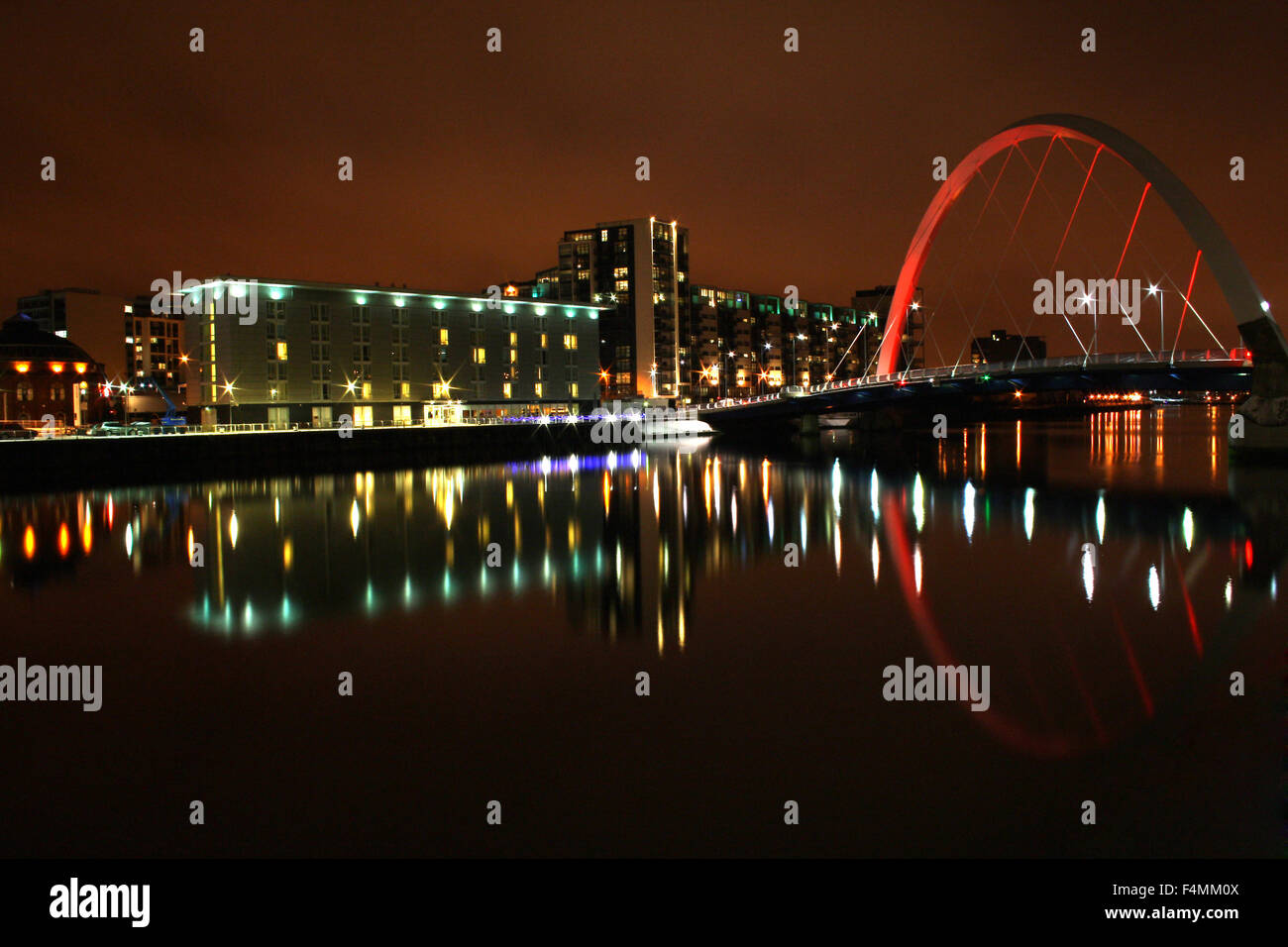 Glasgow Clyde Arc, également connu sous le nom de Finnieston Bridge, avec des réflexions en rivière Clyde dans la nuit. Banque D'Images