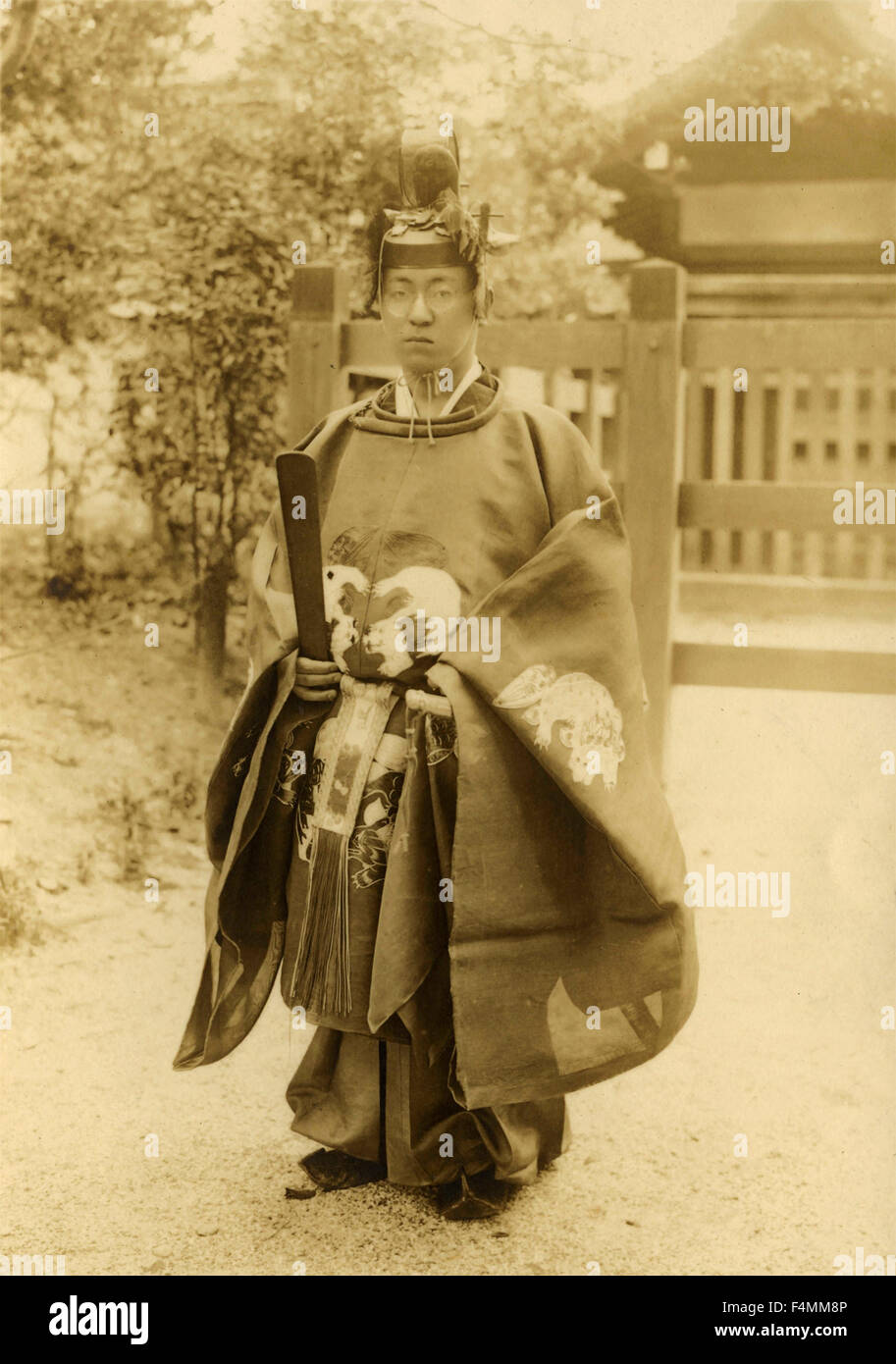 Prêtre japonais en costume traditionnel Banque D'Images