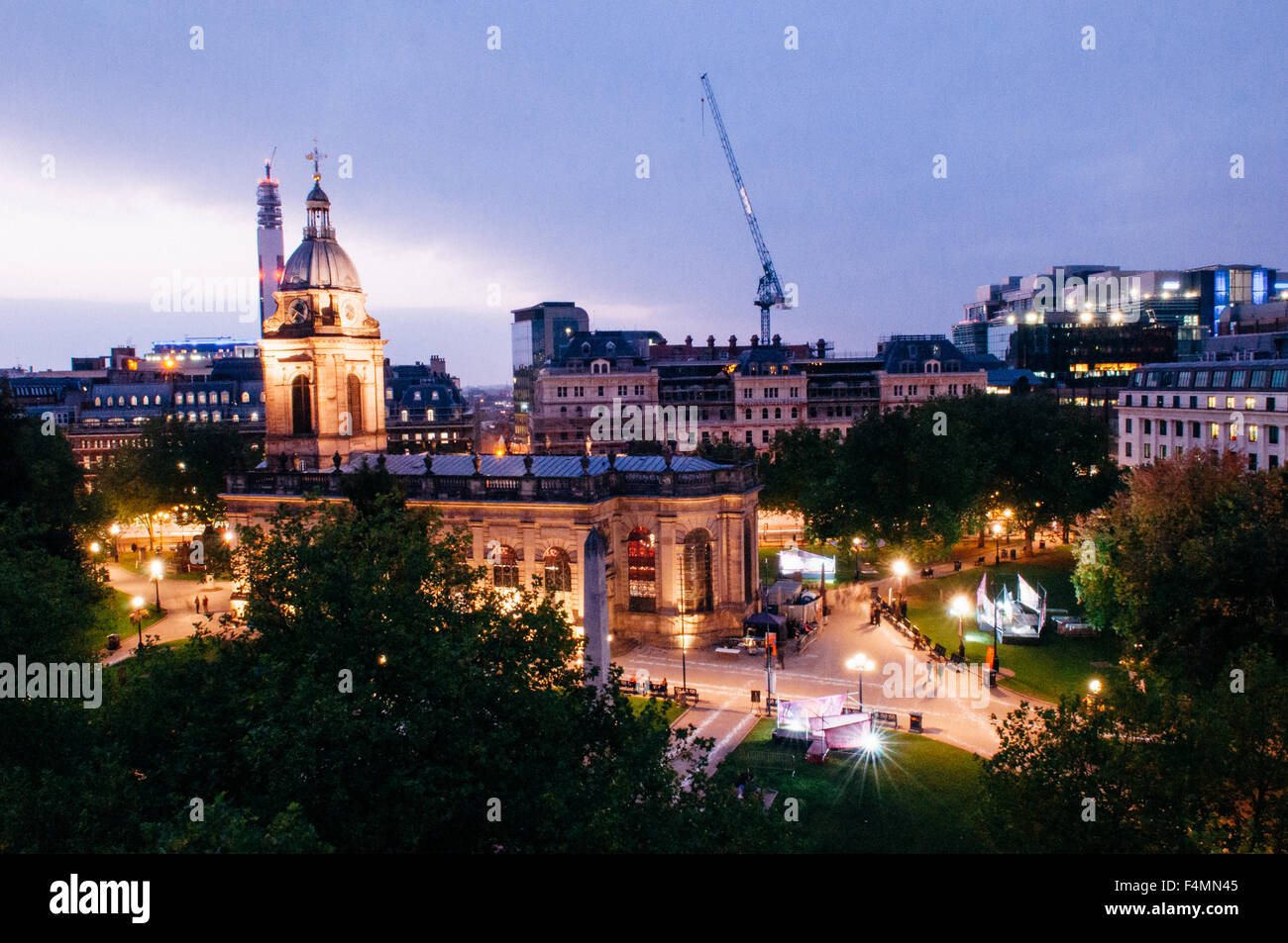 Vue sur le toit du soir de la cathédrale de Birmingham et le quartier des affaires Colmore Row avec St Philip's Square illuminé la nuit Banque D'Images