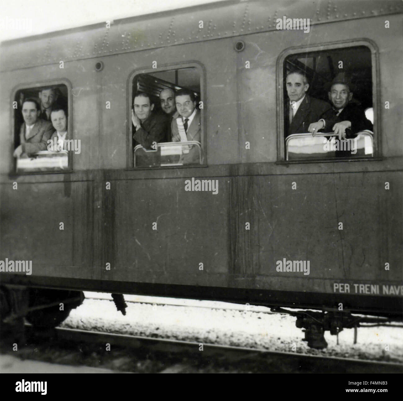 Les gens en regardant par la fenêtre d'un train, Italie Banque D'Images