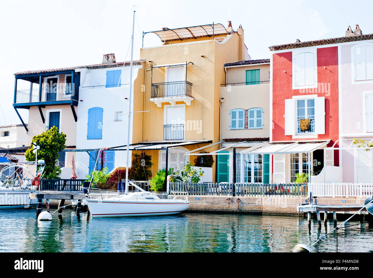 Bâtiments et des yachts en front de Port Grimaud, Côte d'Azur, France Banque D'Images