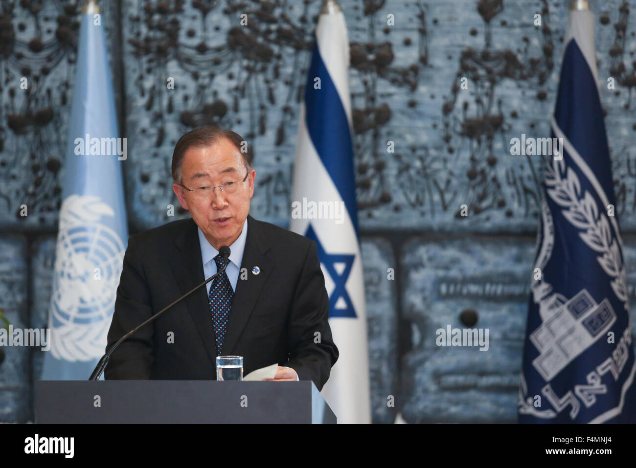 Jérusalem. 20 Oct, 2015. Le Secrétaire Général des Nations unies, Ban Ki-Moon (L) traite d'une conférence de presse avec le président israélien Reuven Rivlin (pas dans la photo) à la résidence du Président à Jérusalem, le 20 octobre 2015. Ban Ki-moon est arrivé mardi sur une visite de deux jours en Israël et l'Autorité nationale palestinienne, exhortant les deux parties à agir rapidement pour éviter une spirale vers le bas" et "une nouvelle escalade. JINI/crédit : Gil Yohanan/Xinhua/Alamy Live News Banque D'Images