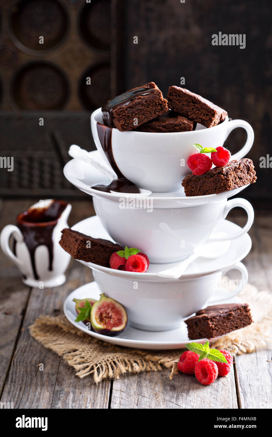 Brownies au café tasses empilées avec sauce au chocolat fondant chaud Banque D'Images