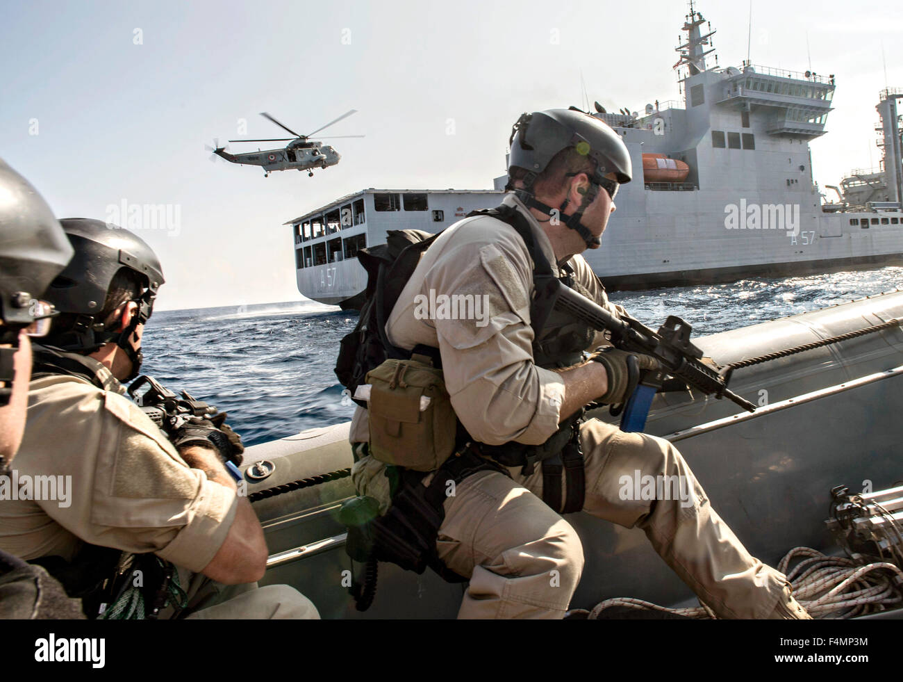Les forces d'opérations spéciales de la marine américaine avec la marine indienne dans un 11 mètres à coque rigide au cours d'une visite, un conseil, une perquisition et saisie percer dans le cadre de l'exercice, le 17 octobre 2015 Malabar dans la baie du Bengale. Banque D'Images