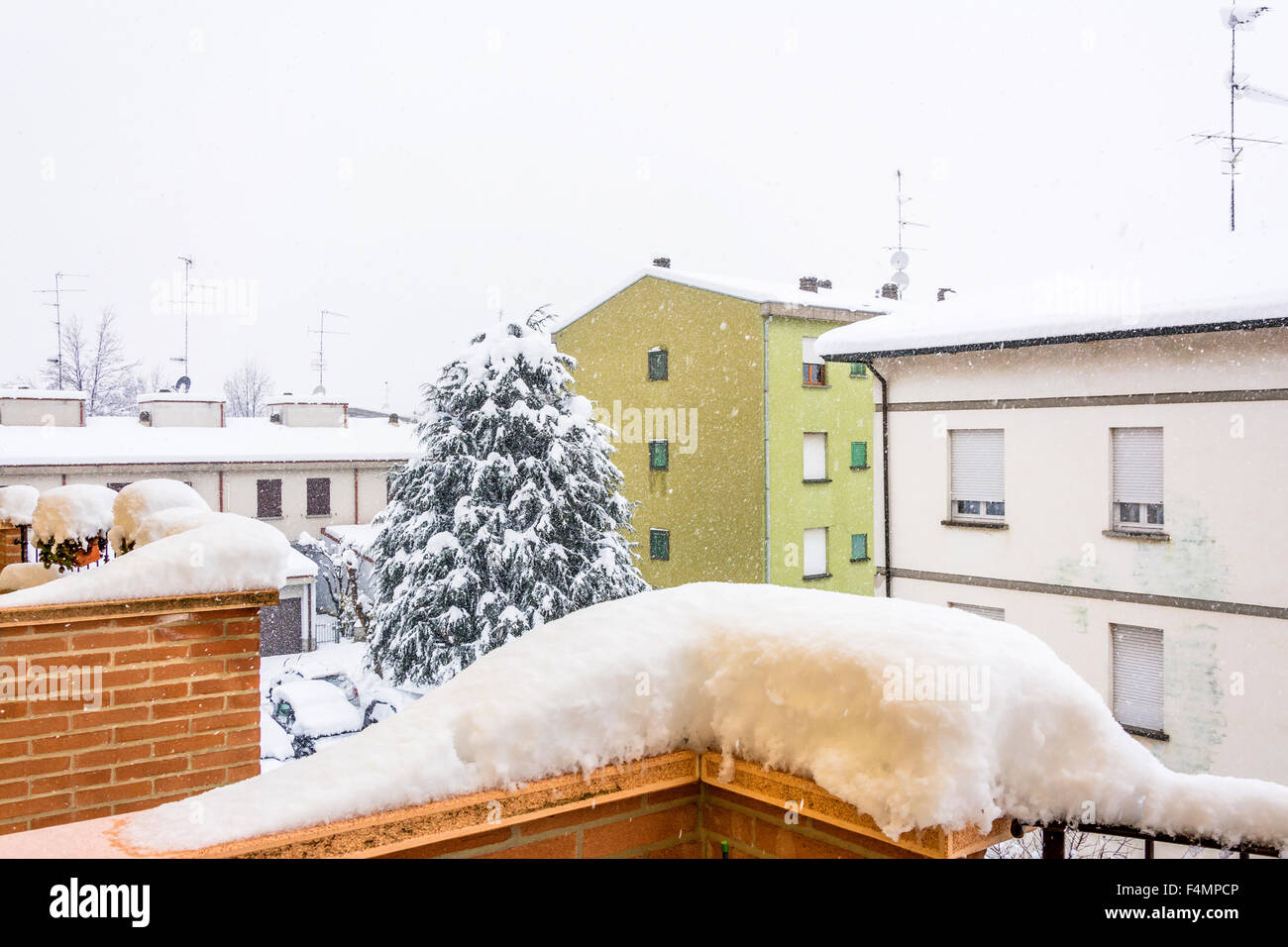 Scape urbaine lors d'une chute de neige intense en Italie, Cavriago Banque D'Images