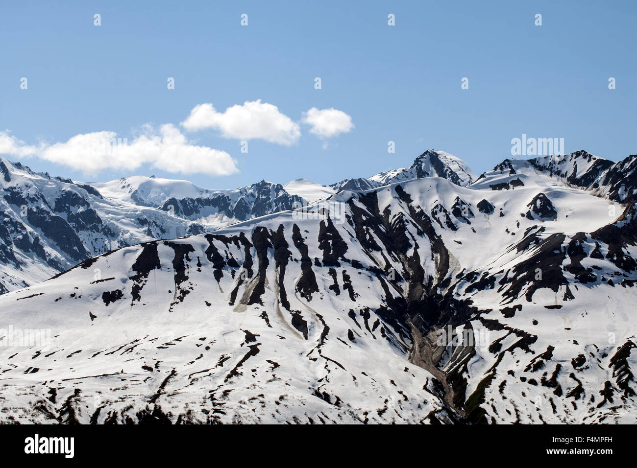 La fonte de la neige en haute altitude des montagnes de la Colombie-Britannique au printemps. Banque D'Images