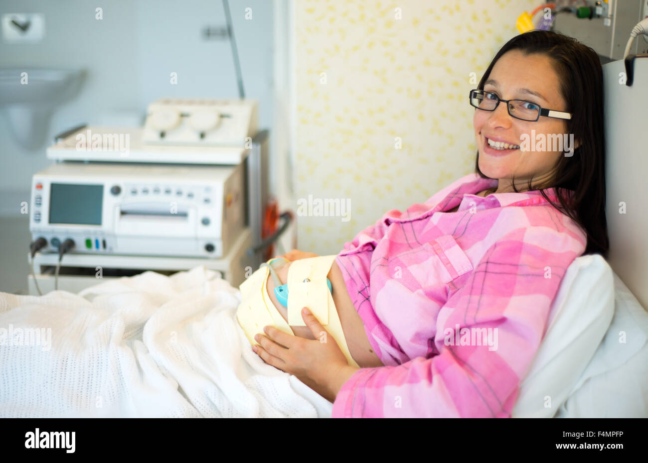 Femme enceinte pendant le traitement médical à l'hôpital. Banque D'Images