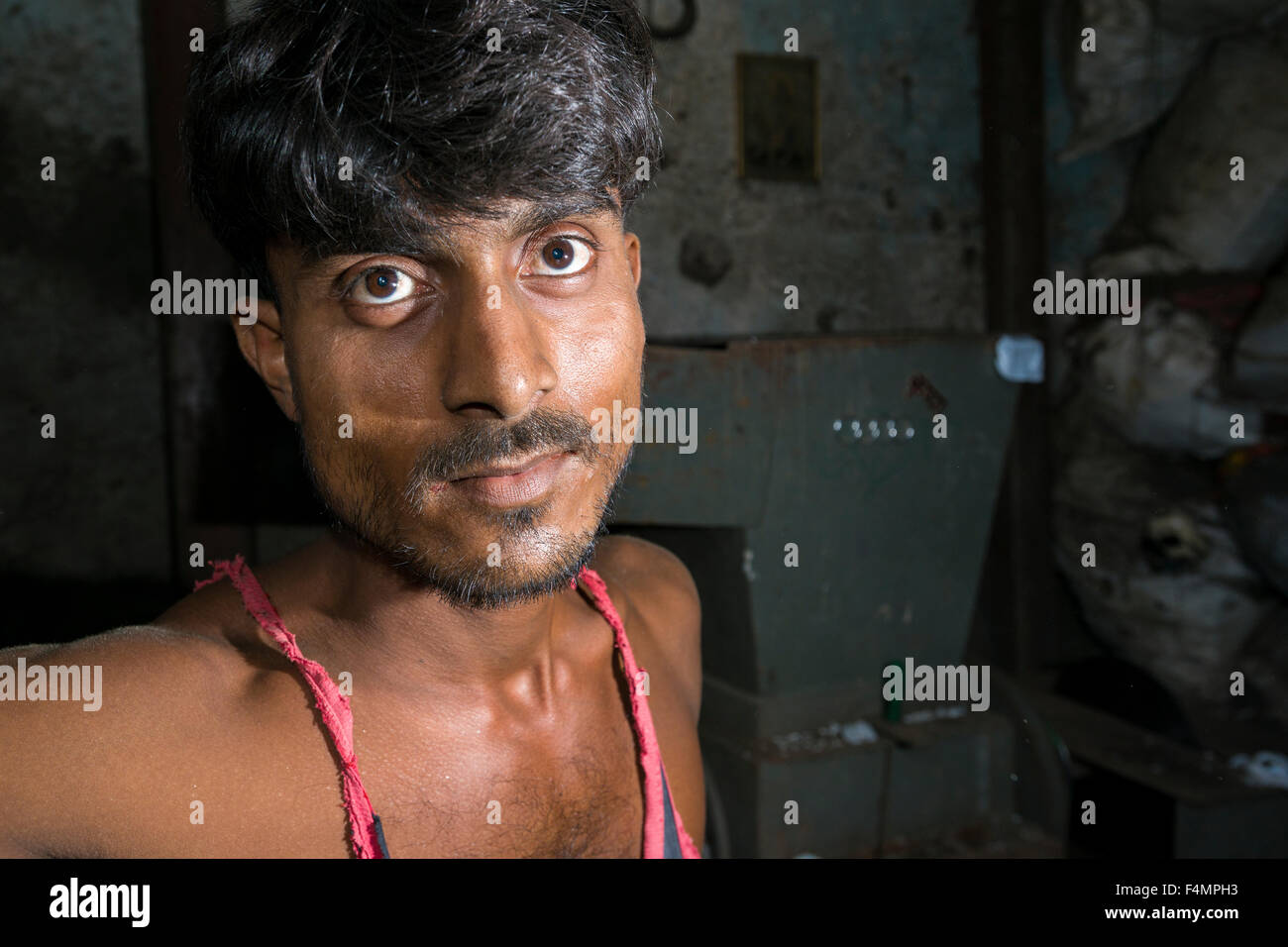 Un portrait d'un travailleur. environ 10.000 travailleurs travaillent dans 800 petites entreprises, principalement dans les entreprises de recyclage des déchets, à la dh Banque D'Images