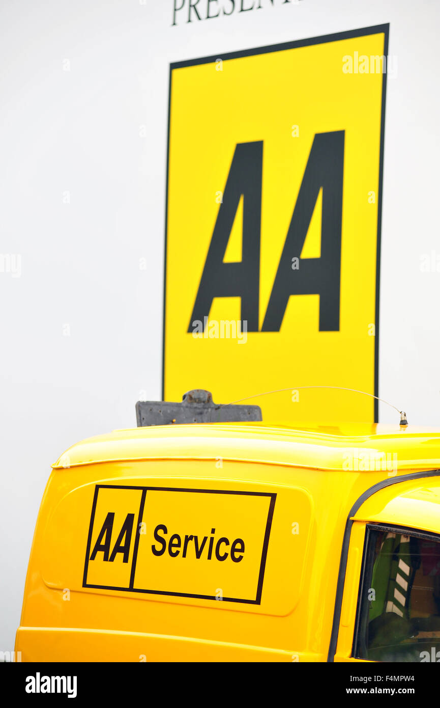 Un signe AA AA à côté d'un van à la récupération de Goodwood Festival of Speed au Royaume-Uni. Banque D'Images