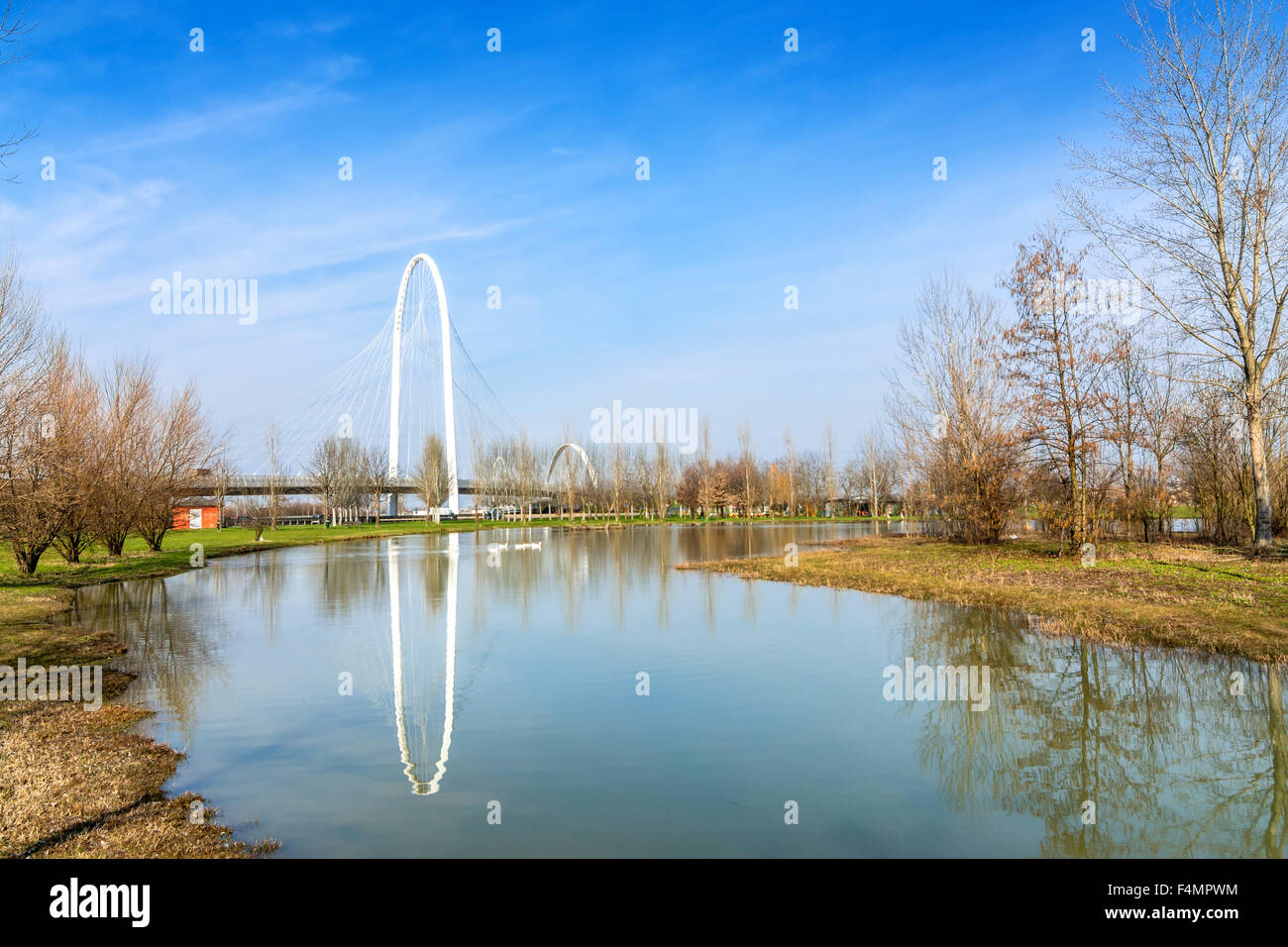 Complexe des ponts par l'architecte Santiago Calatrava reflète dans livre en Reggio Emilia, Italie Banque D'Images