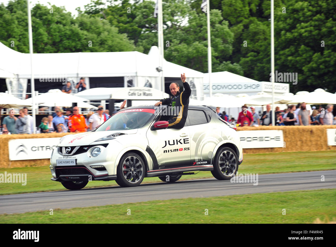Terry Grant se penche hors de son Nissan Juke après avoir conduit le Goodwood Festival of Speed Hill sur 2 roues. Banque D'Images