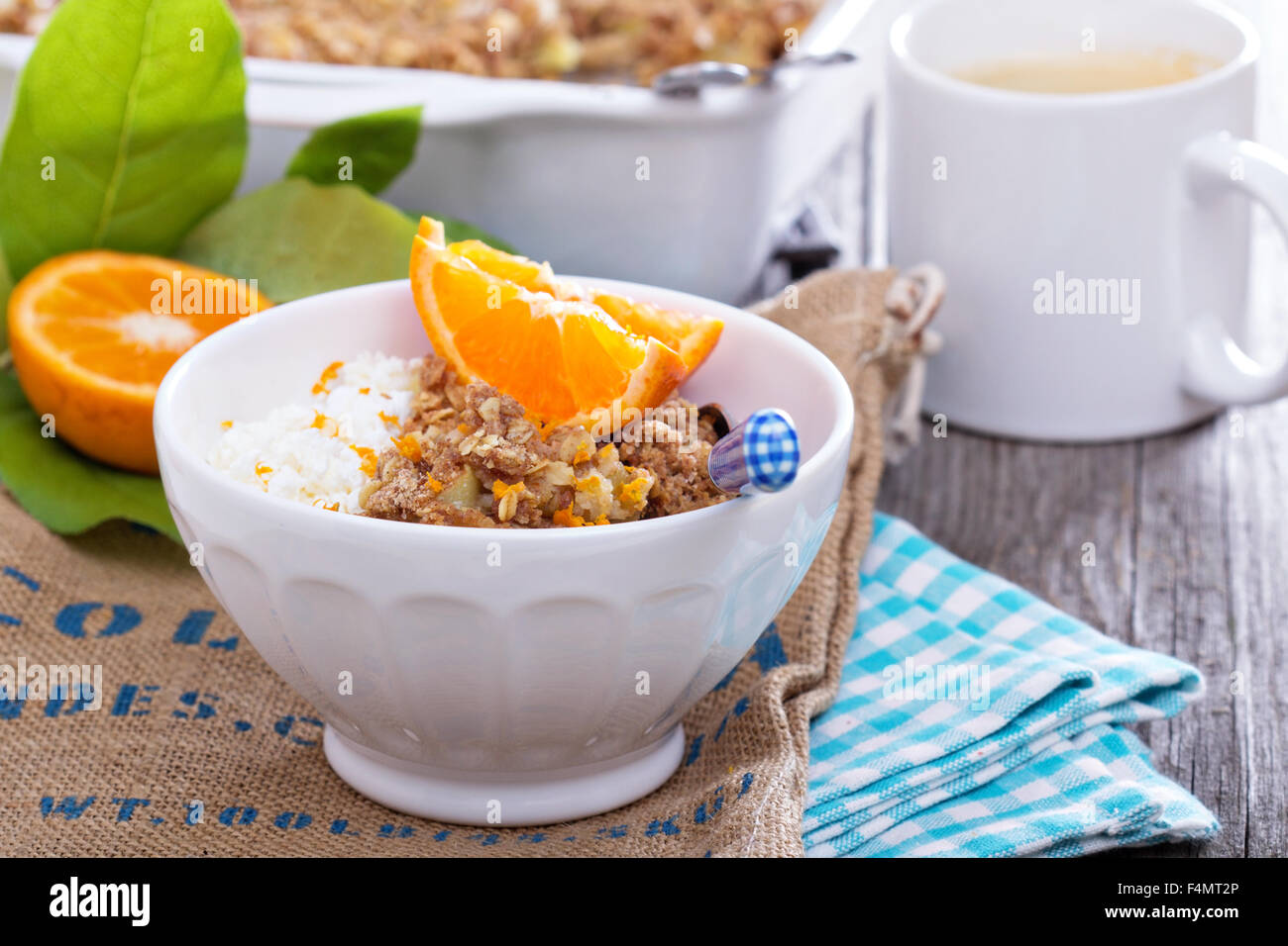 Crumble pomme et d'agrumes avec l'avoine et le zeste d'orange Banque D'Images