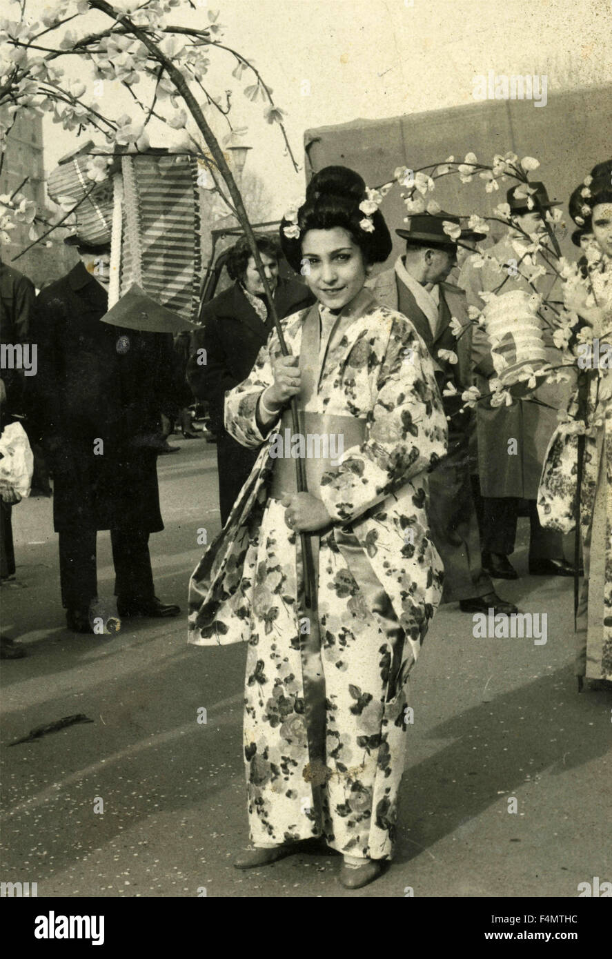 Les femmes en kimonos japonais ont défilé avec des fleurs Banque D'Images