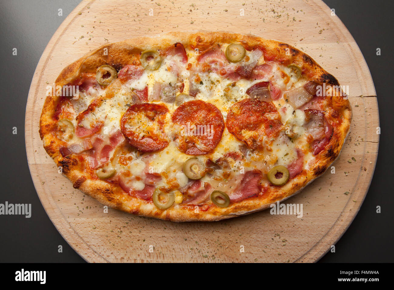 La pizza sur une planche en bois avec un bain saucisses Banque D'Images