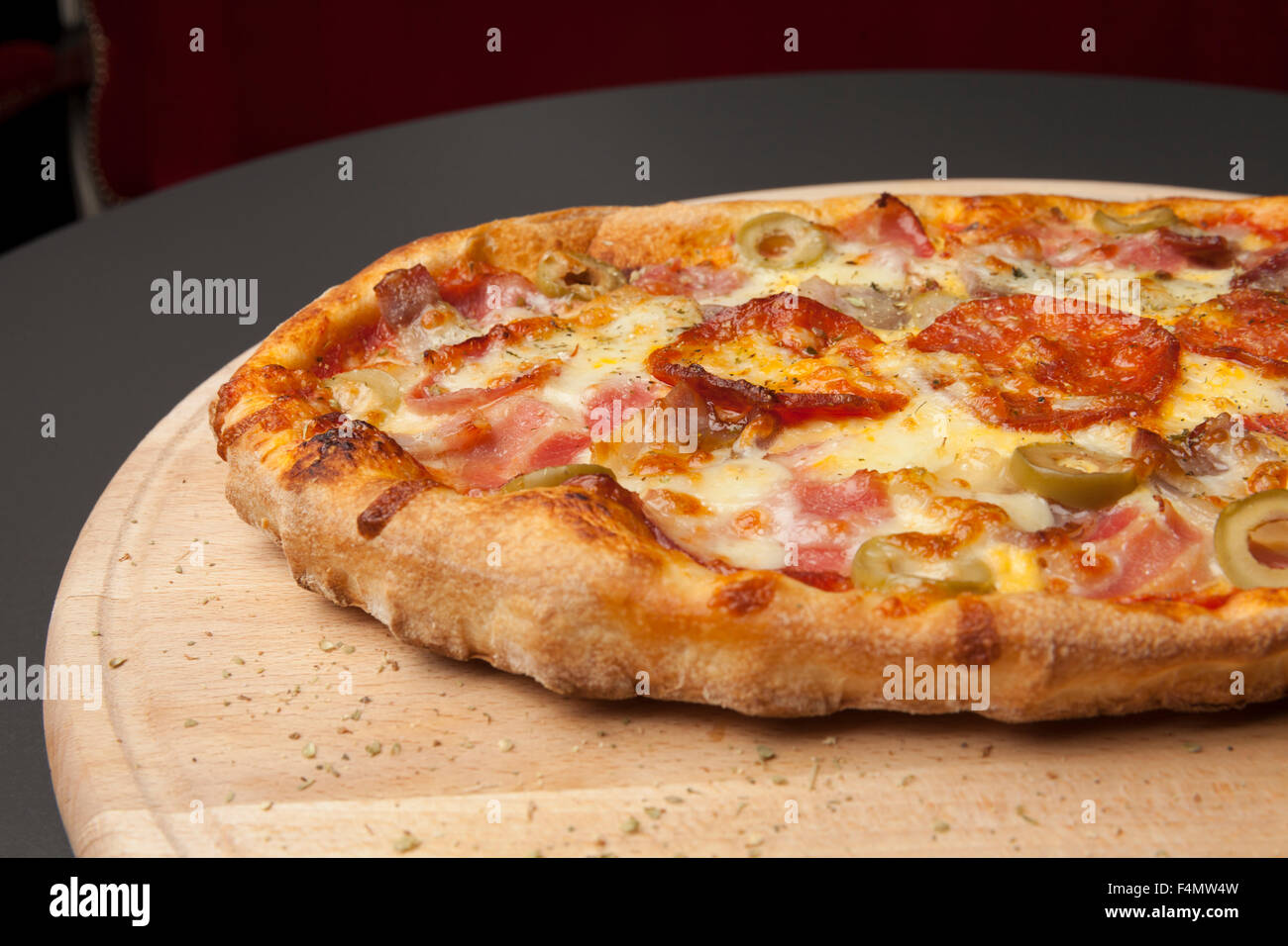 La pizza sur une planche en bois avec un bain saucisses Banque D'Images