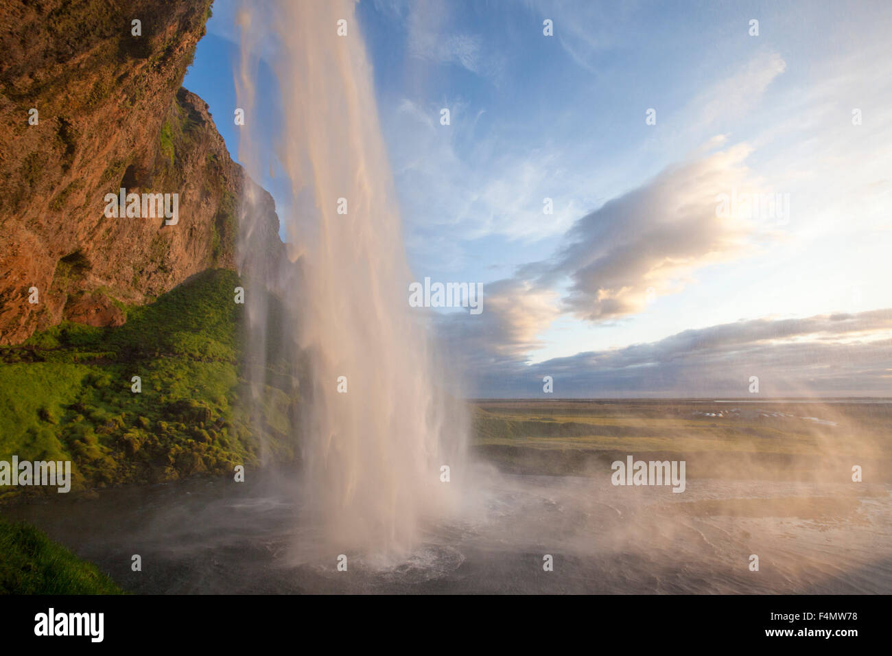 Cascade de Seljalandsfoss plongeant 60m de la falaise, au-dessus, l'Islande, Sudhurland. Banque D'Images