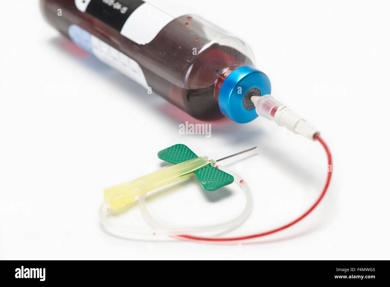 21 cathéters jauge verte avec la culture du sang aérobie bouteille. Banque D'Images
