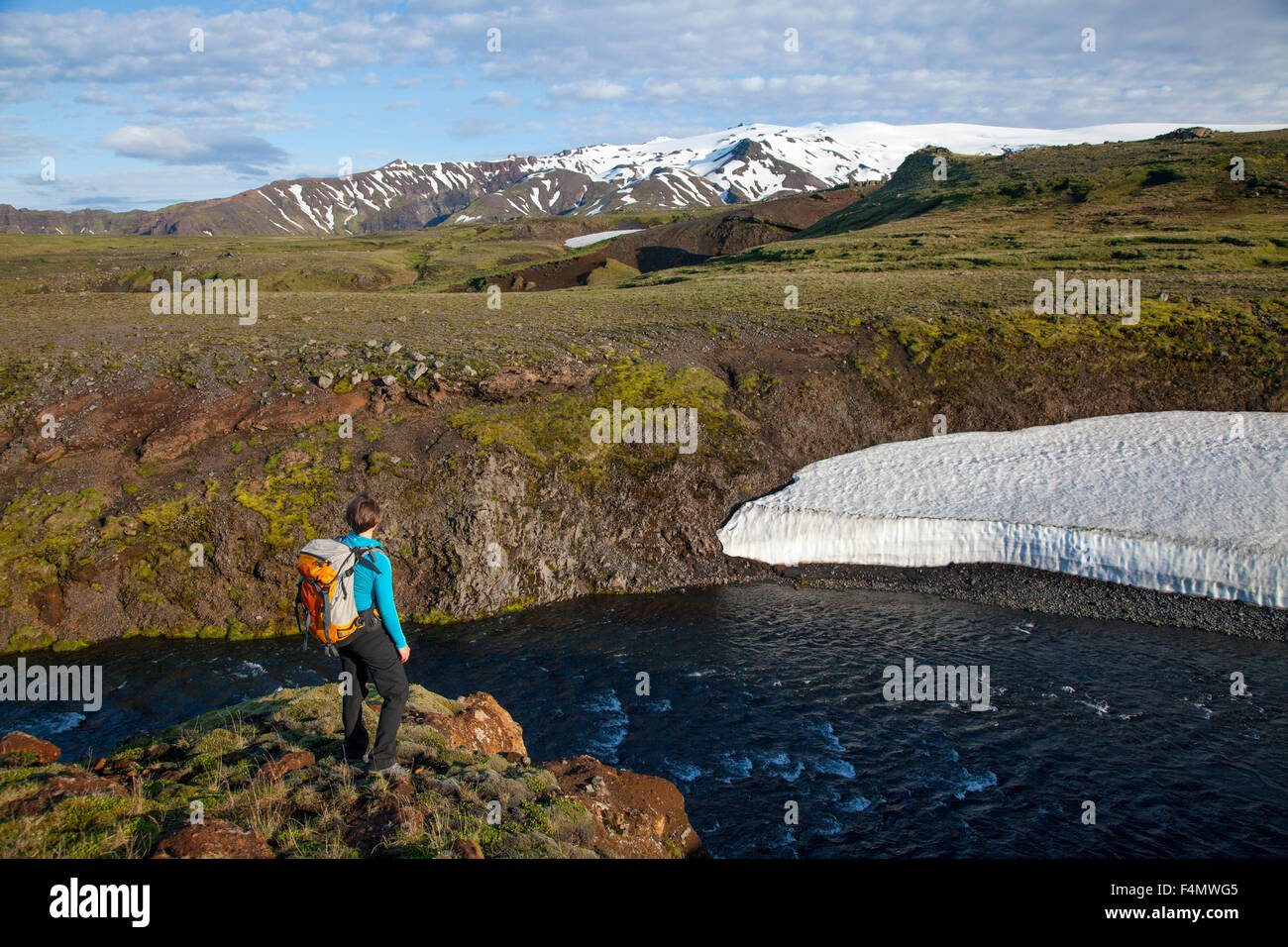 Randonneur à côté de la rivière Skogar avec ci-dessus, Eyjafjallajokull, Sudhurland Fimmvorduhals trail, de l'Islande. Banque D'Images