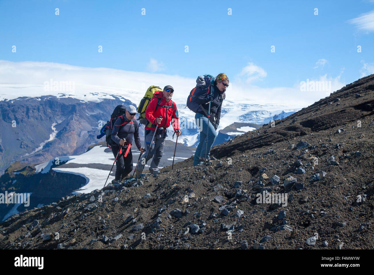 Les randonneurs sur le Brattafonn escalade Fimmvorduhals, sentier Porsmork, Sudhurland, Islande. Banque D'Images
