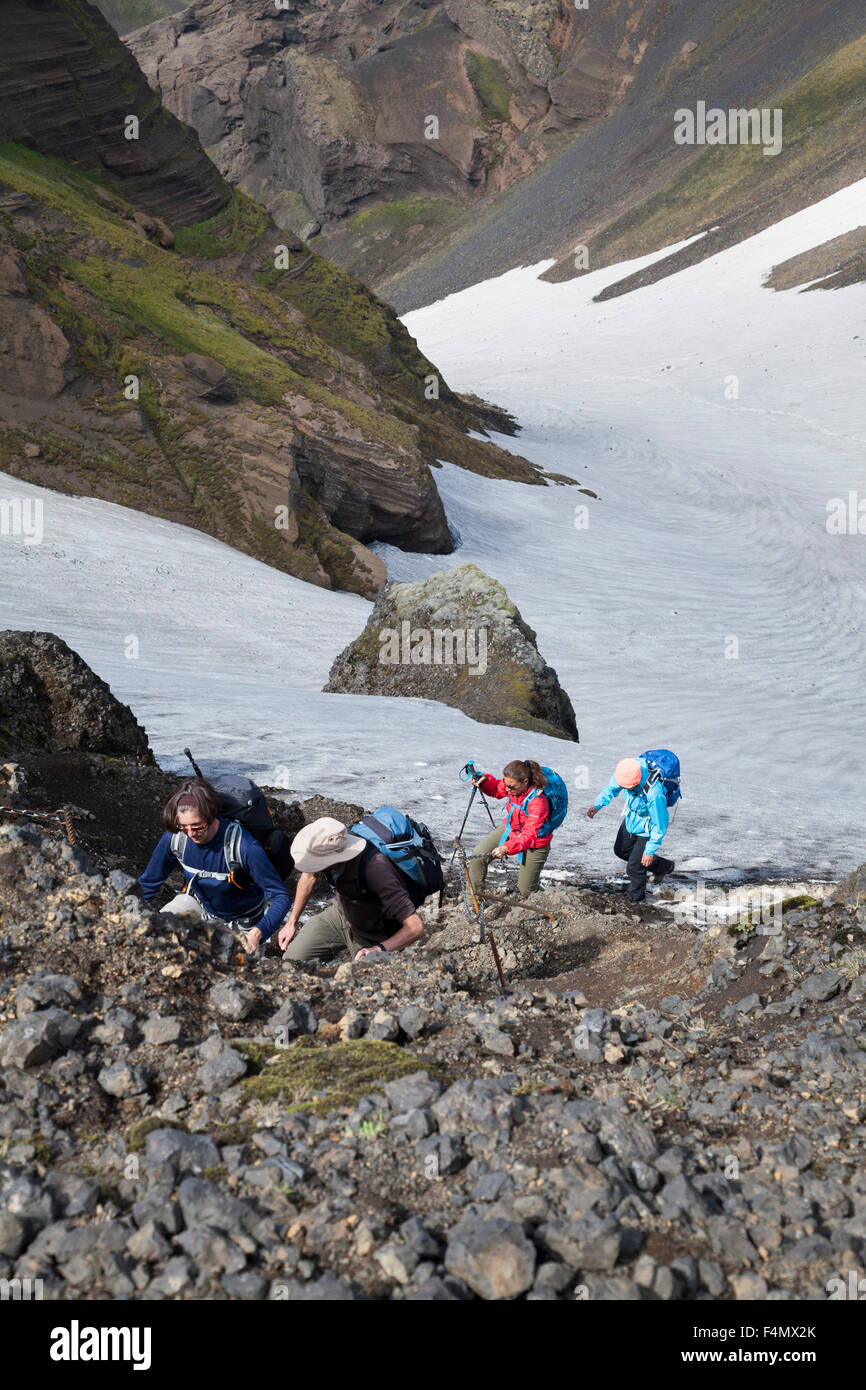 Les randonneurs en haut de Heljarkambur Ridge, au-dessus de la vallée de Hvannargil. Sentier de Fimmvorduhals, Porsmork, Sudhurland, Islande. Banque D'Images