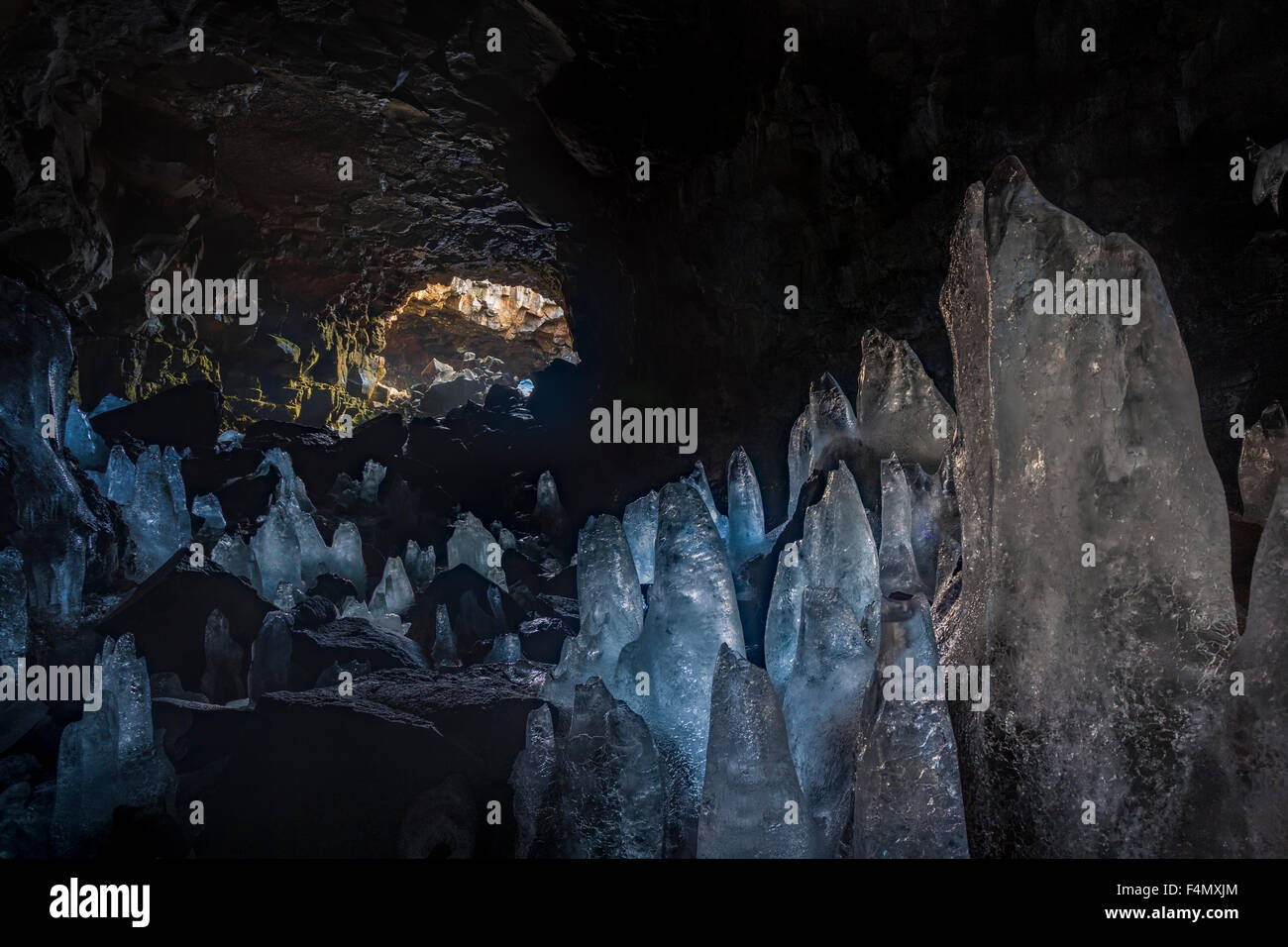 Dans Raufarholshellir stalagmites de glace grotte, près de Hveragerdi, Sudherland, Islande. Banque D'Images