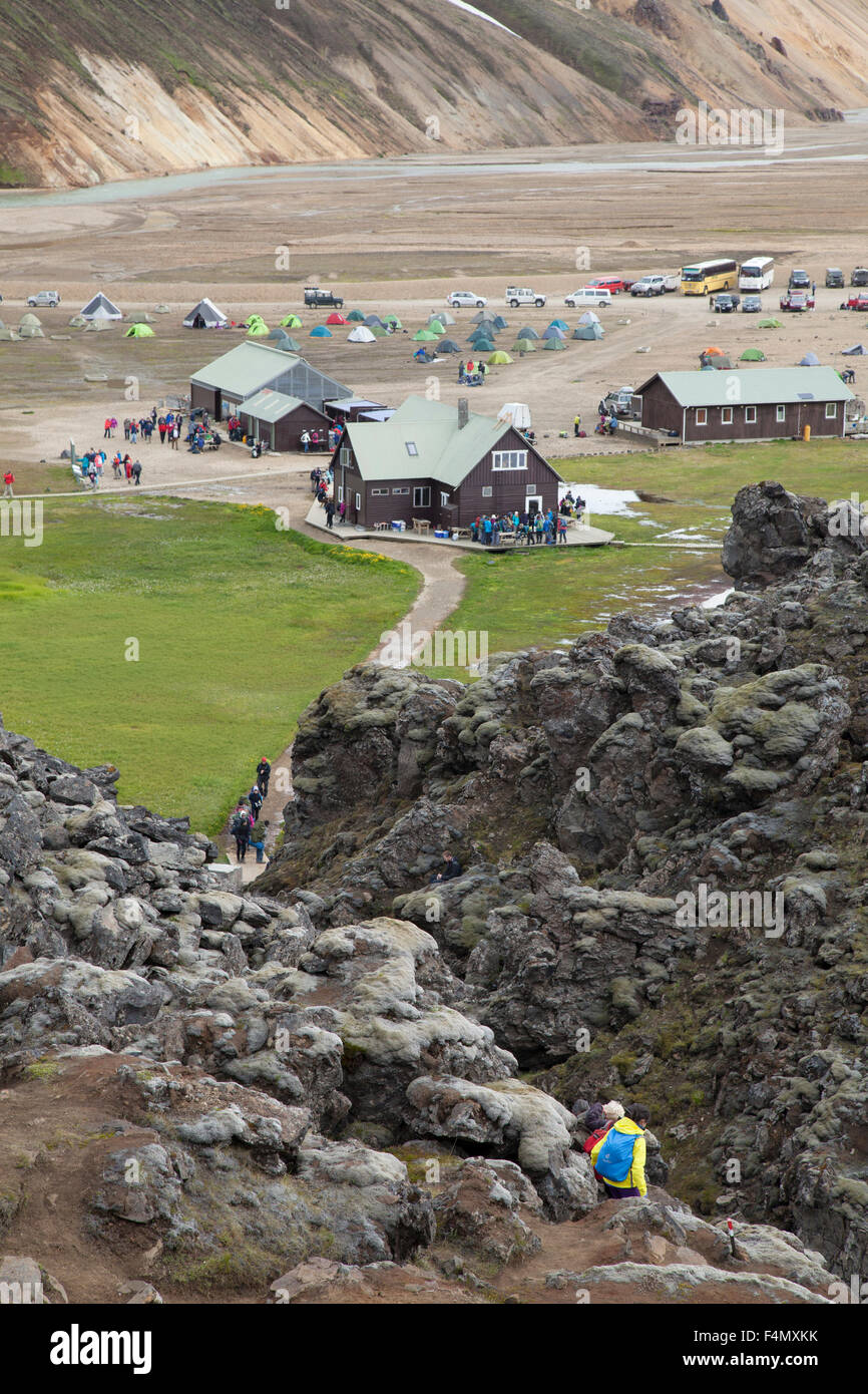 Hut et le camping sous les montagnes de rhyolite à Landmannalaugar, Sudhurland, Islande. Banque D'Images