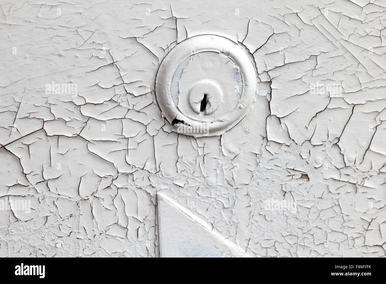 Peeling peinture blanche couvrant une vieille serrure de porte de garage. Banque D'Images