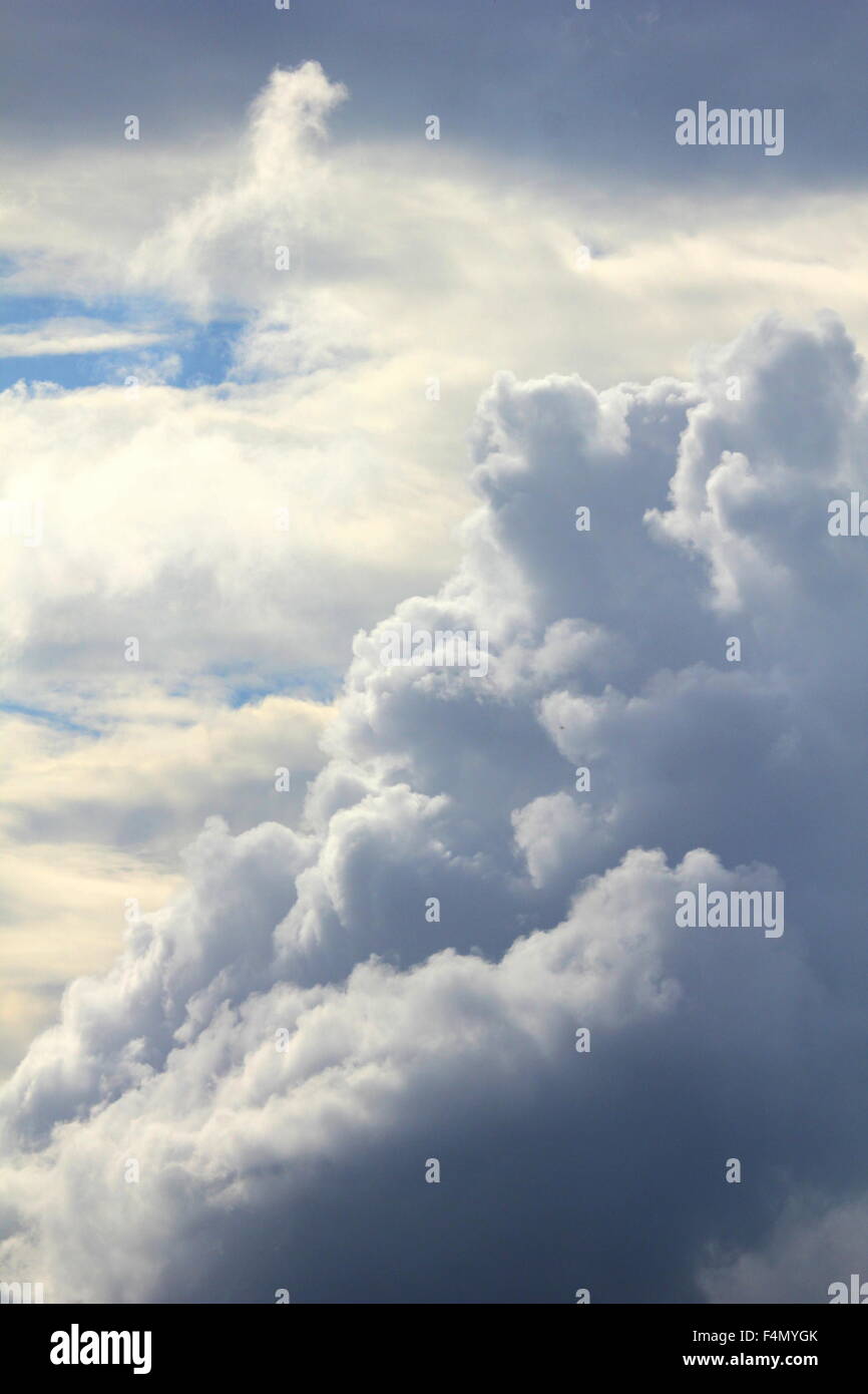 Puffy, éclairée par des nuages blancs. Banque D'Images