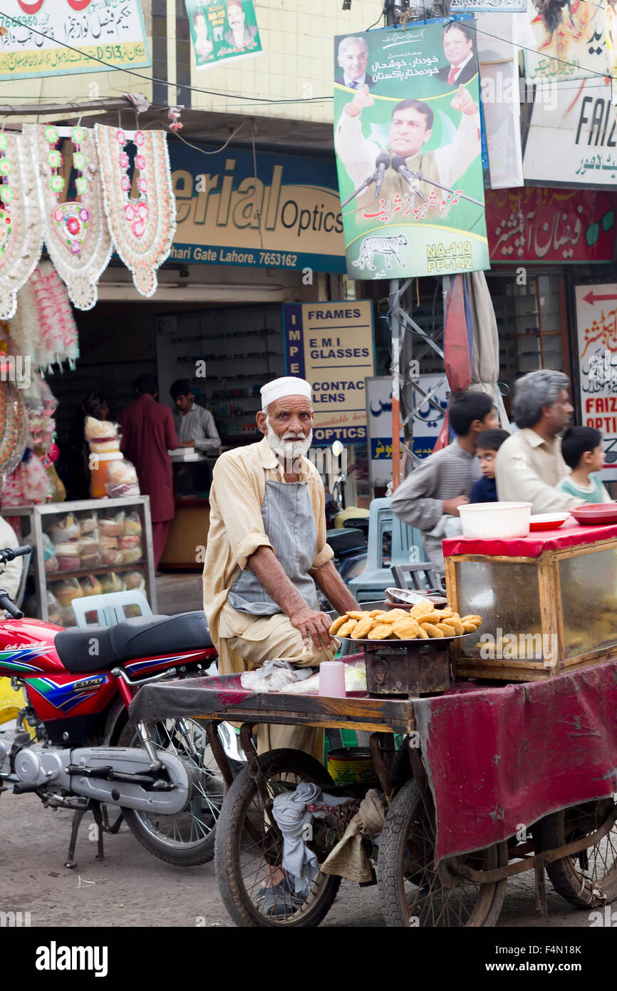 Street food vendor samosas vente à Anarkali bazar à Lahore Banque D'Images