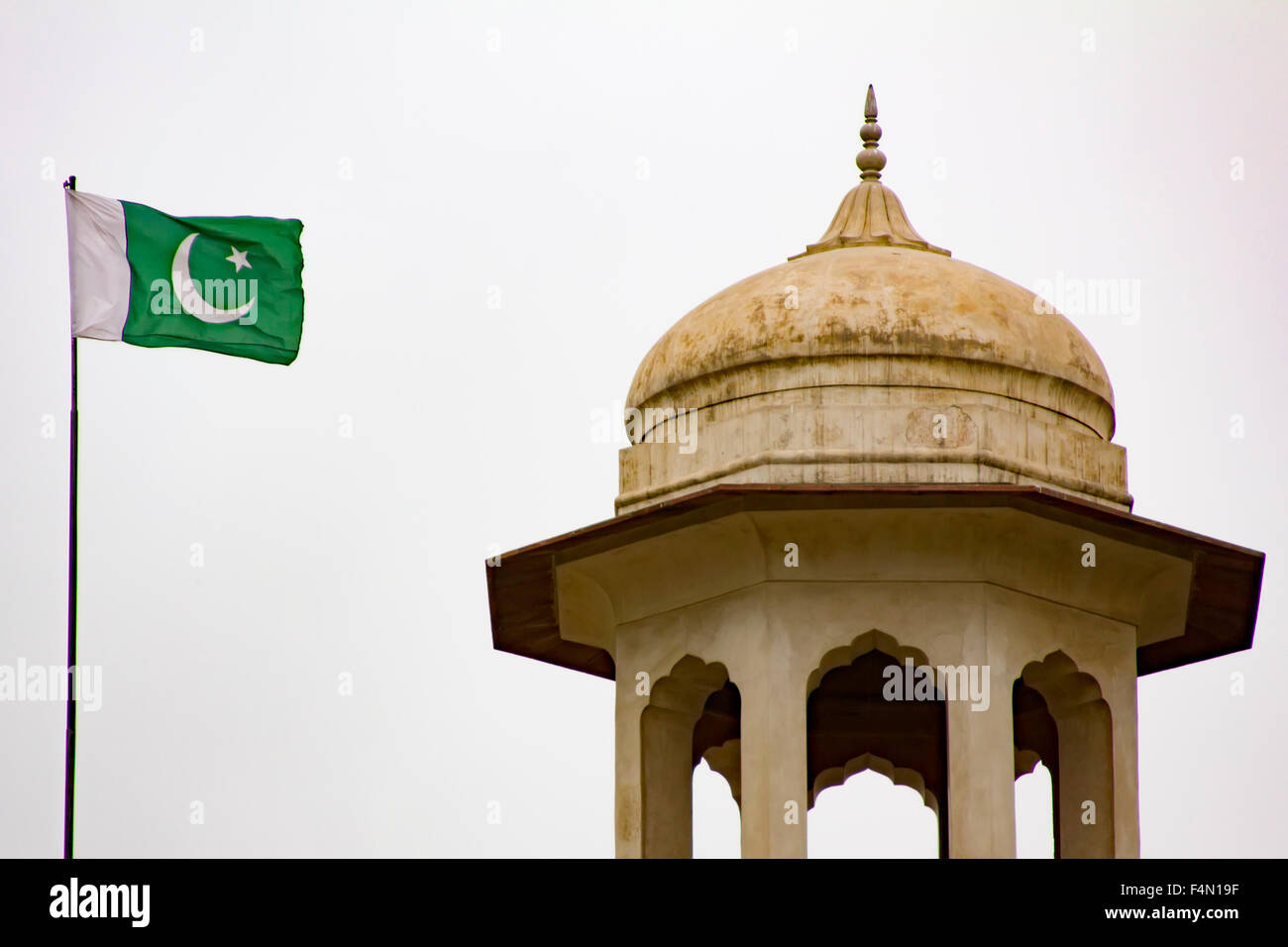 Drapeau pakistanais et les détails de la Shahi Qila, le Fort de Lahore construit au XVI siècle Banque D'Images