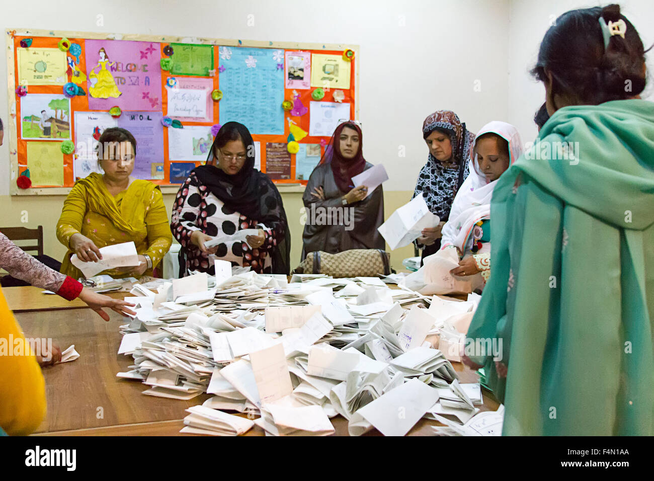 Le décompte des voix dans un bureau de vote pour les femmes à Lahore, au Pakistan. Banque D'Images