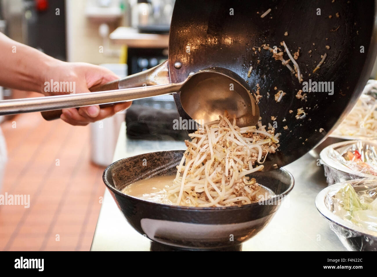 Chef dans un restaurant japonais la préparation de Ramen noddle plat à le comptoir de la cuisine Banque D'Images