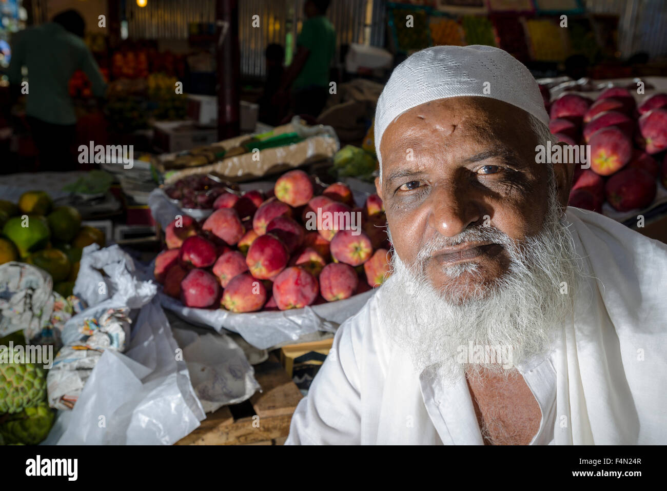 Portrait d'un vendeur à crawfort marché, l'un des plus anciens marchés de la ville de légumes Banque D'Images