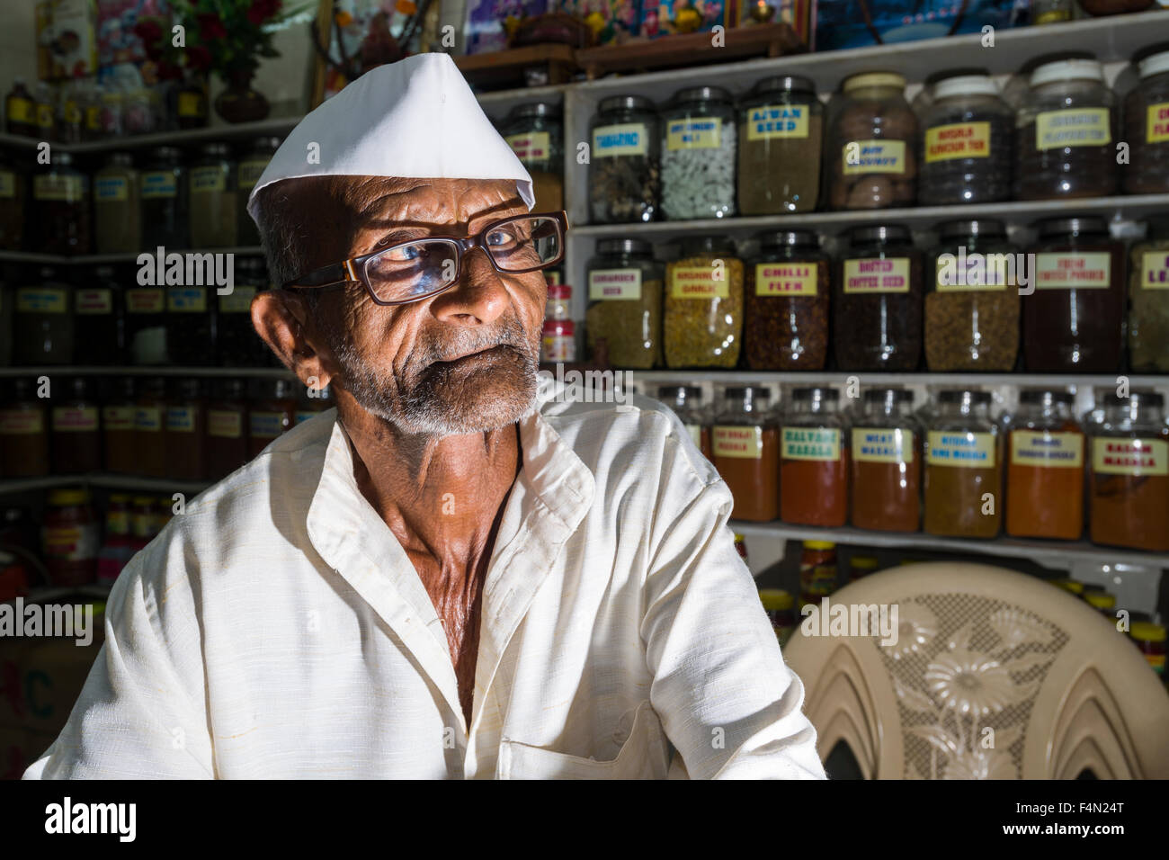 Portrait d'un vendeur à crawfort marché, l'un des plus anciens marchés de la ville de légumes Banque D'Images