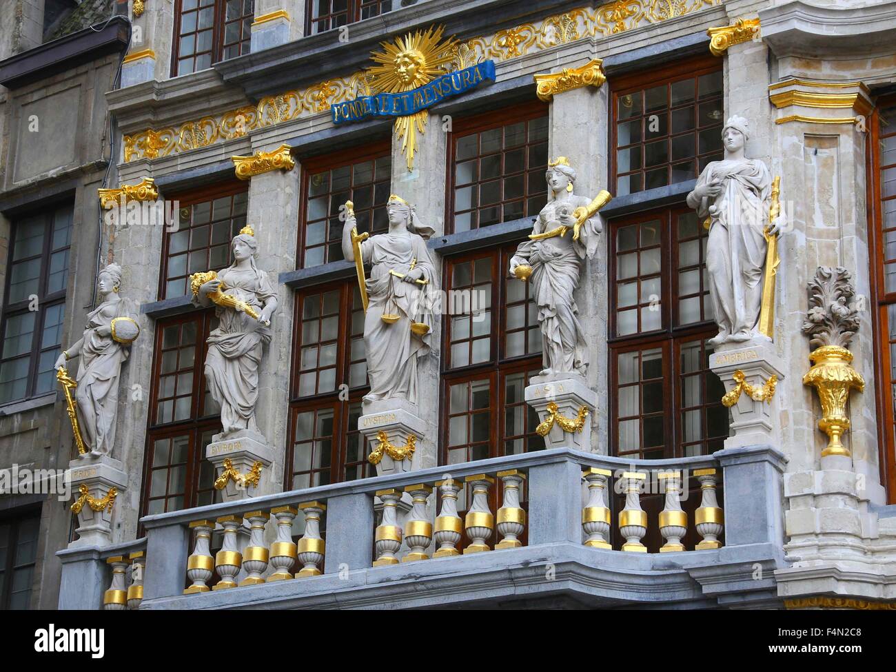 Bruxelles. 20 Oct, 2015. Photo prise le 20 octobre 2015 montre la Grand-Place après restauration à Bruxelles, capitale de la Belgique. La restauration des façades de 1 à 7 de la Grand-Place a été terminé. © Gong Bing/Xinhua/Alamy Live News Banque D'Images