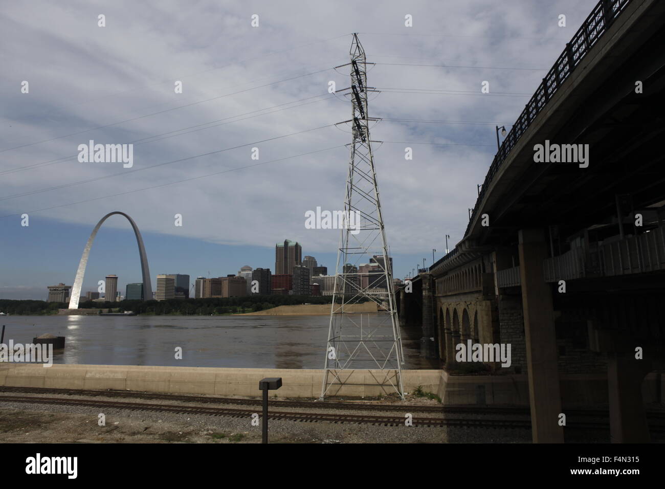 Saint St Louis Arch vu traverser la rivière Mississippi à partir de East Saint Louis, Illinois Banque D'Images