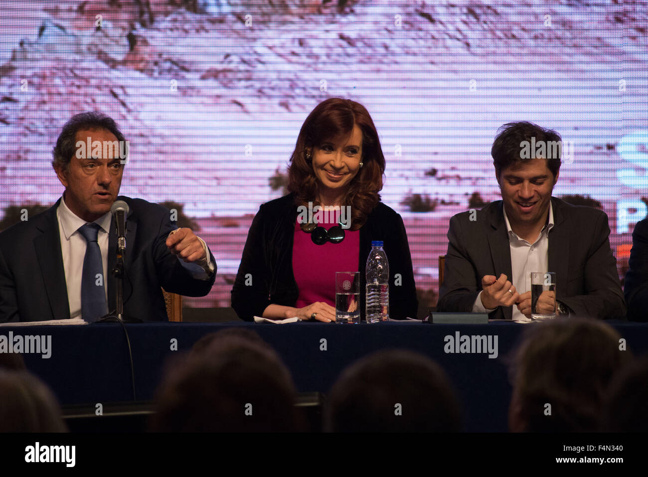 Buenos Aires, Argentine. 27 Sep, 2015. La présidente Cristina Fernandez de Kirchner (centre) sourit à côté du candidat du gouvernement Daniel Scioli (à gauche) et le ministre de l'économie, Axel Kicillof (à droite) sur un discours sur les activités d'essence en Argentine. © Javier Gallardo/Pacific Press/Alamy Live News Banque D'Images