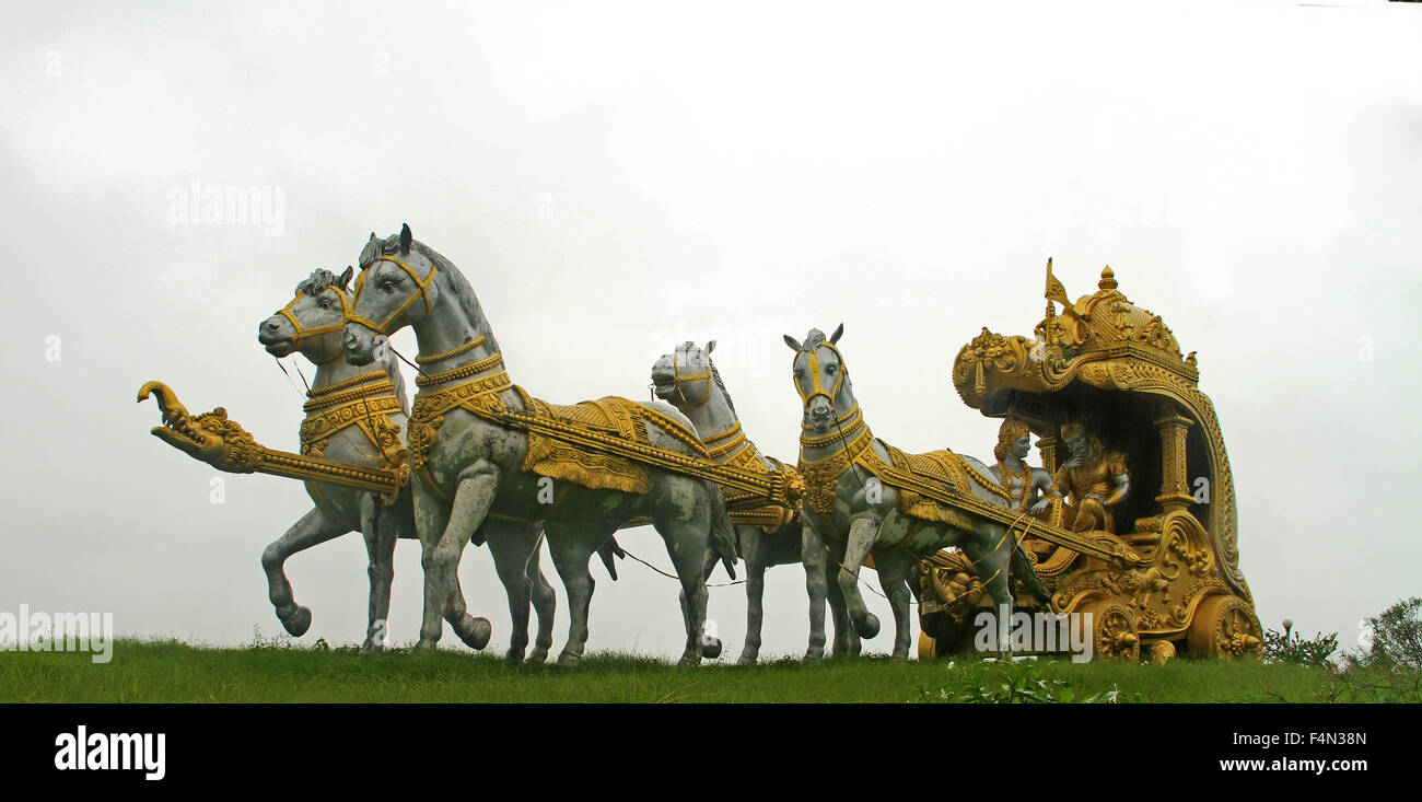 Statue du Seigneur Krishna et Arjuna dans Murudeshwar, Karnataka, Inde. Banque D'Images