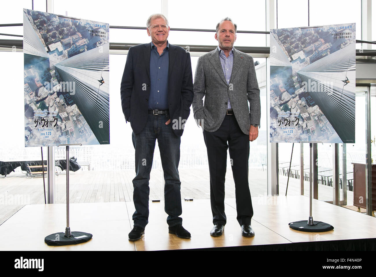 Tokyo, Japon. 21 Oct, 2015. (L à R) Directeur Robert Zemeckis et le producteur Jack Rapke, tous deux de l'USA, poser pour les caméras lors d'une conférence de presse pour le film La Marche le 21 octobre 2015, Tokyo, Japon. Robert Zemeckis, qui a également dirigé et co-écrit la trilogie Retour vers le futur a plaisanté à propos de la date d'aujourd'hui qui est le même jour que Marty McFly (Michael J. Fox) s'est rendu à 30 ans dans l'avenir (21 octobre 2015) dans le second film. Zemeckis écarté la possibilité d'un nouveau Retour vers le futur film. Credit : AFLO Co.,Ltd/Alamy Live News Banque D'Images