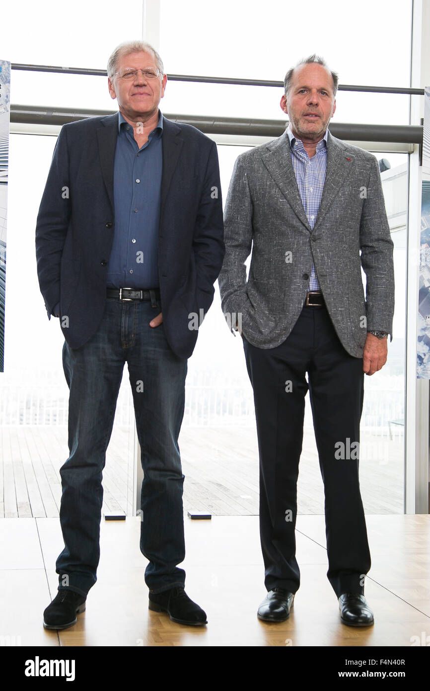 Tokyo, Japon. 21 Oct, 2015. (L à R) Directeur Robert Zemeckis et le producteur Jack Rapke, tous deux de l'USA, poser pour les caméras lors d'une conférence de presse pour le film La Marche le 21 octobre 2015, Tokyo, Japon. Robert Zemeckis, qui a également dirigé et co-écrit la trilogie Retour vers le futur a plaisanté à propos de la date d'aujourd'hui qui est le même jour que Marty McFly (Michael J. Fox) s'est rendu à 30 ans dans l'avenir (21 octobre 2015) dans le second film. Zemeckis écarté la possibilité d'un nouveau Retour vers le futur film. Credit : AFLO Co.,Ltd/Alamy Live News Banque D'Images