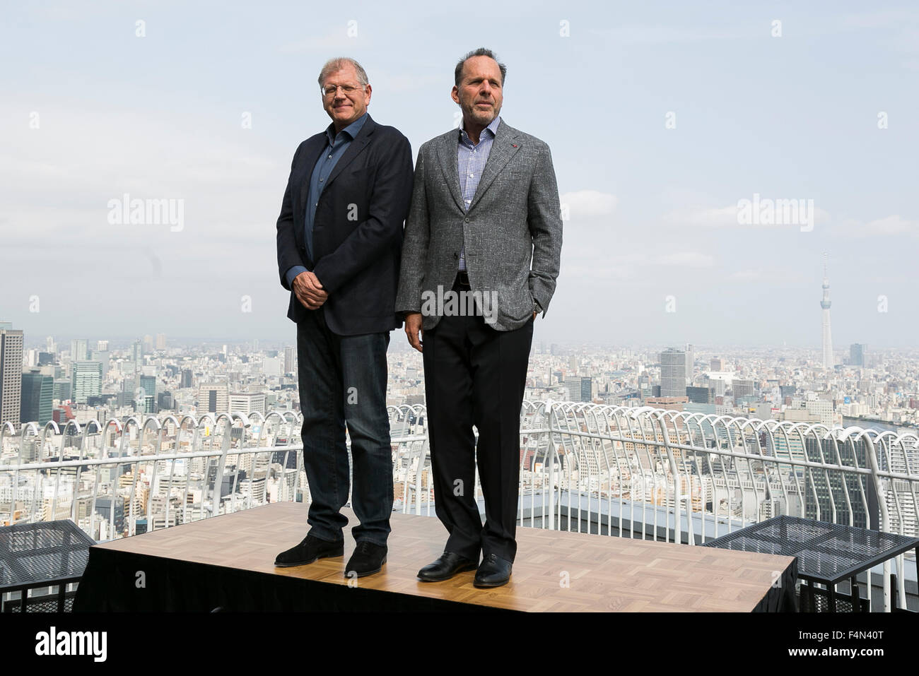 Tokyo, Japon. 21 Oct, 2015. (L à R) Directeur Robert Zemeckis et le producteur Jack Rapke, tous deux de l'USA, poser pour les caméras lors d'un photo-call pour le film La Marche le 21 octobre 2015, Tokyo, Japon. Robert Zemeckis, qui a également dirigé et co-écrit la trilogie Retour vers le futur a plaisanté à propos de la date d'aujourd'hui qui est le même jour que Marty McFly (Michael J. Fox) s'est rendu à 30 ans dans l'avenir (21 octobre 2015) dans le second film. Zemeckis écarté la possibilité d'un nouveau Retour vers le futur film. Credit : AFLO Co.,Ltd/Alamy Live News Banque D'Images