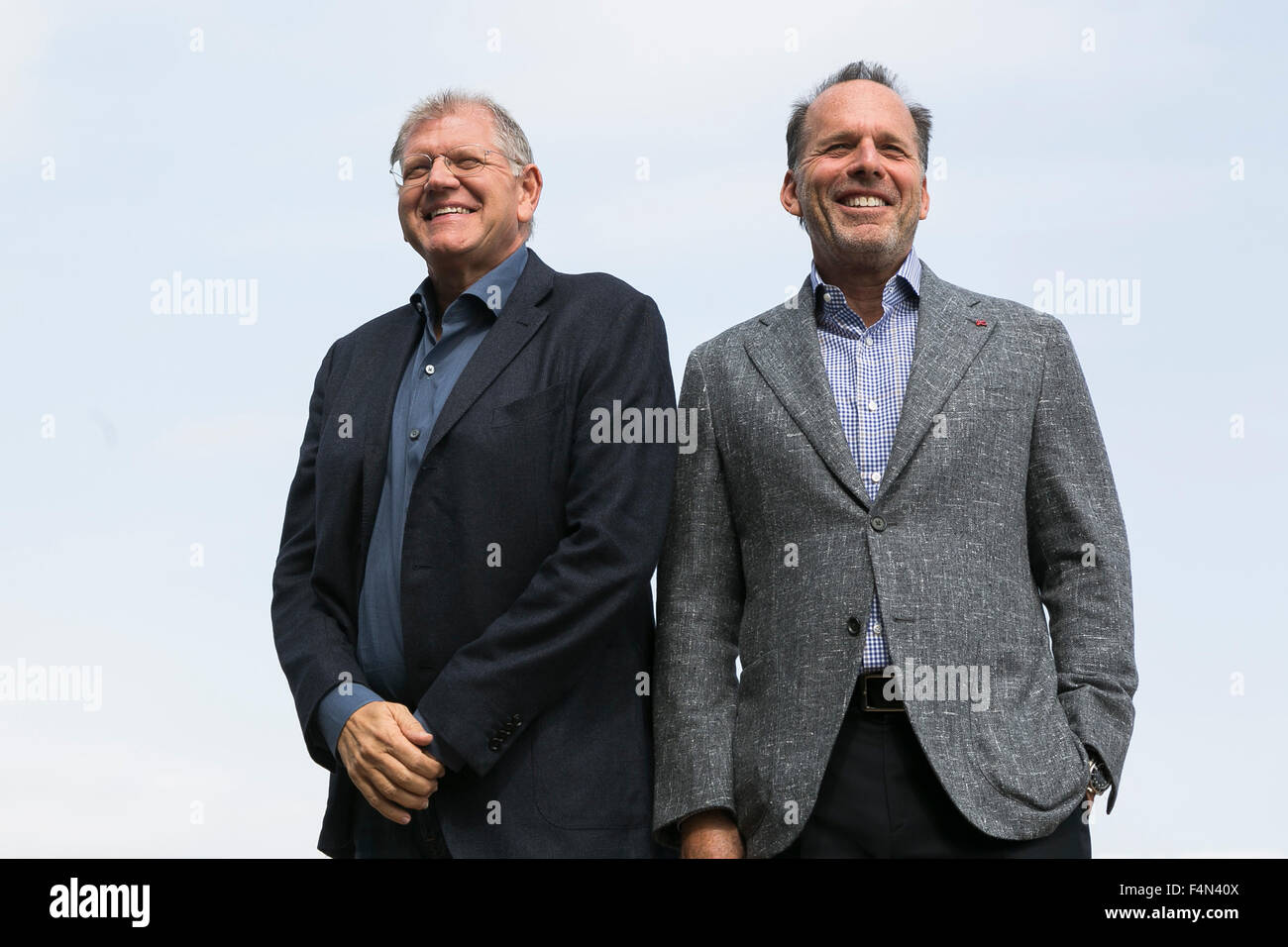 Tokyo, Japon. 21 Oct, 2015. (L à R) Directeur Robert Zemeckis et le producteur Jack Rapke, tous deux de l'USA, poser pour les caméras lors d'un photo-call pour le film La Marche le 21 octobre 2015, Tokyo, Japon. Robert Zemeckis, qui a également dirigé et co-écrit la trilogie Retour vers le futur a plaisanté à propos de la date d'aujourd'hui qui est le même jour que Marty McFly (Michael J. Fox) s'est rendu à 30 ans dans l'avenir (21 octobre 2015) dans le second film. Zemeckis écarté la possibilité d'un nouveau Retour vers le futur film. Credit : AFLO Co.,Ltd/Alamy Live News Banque D'Images