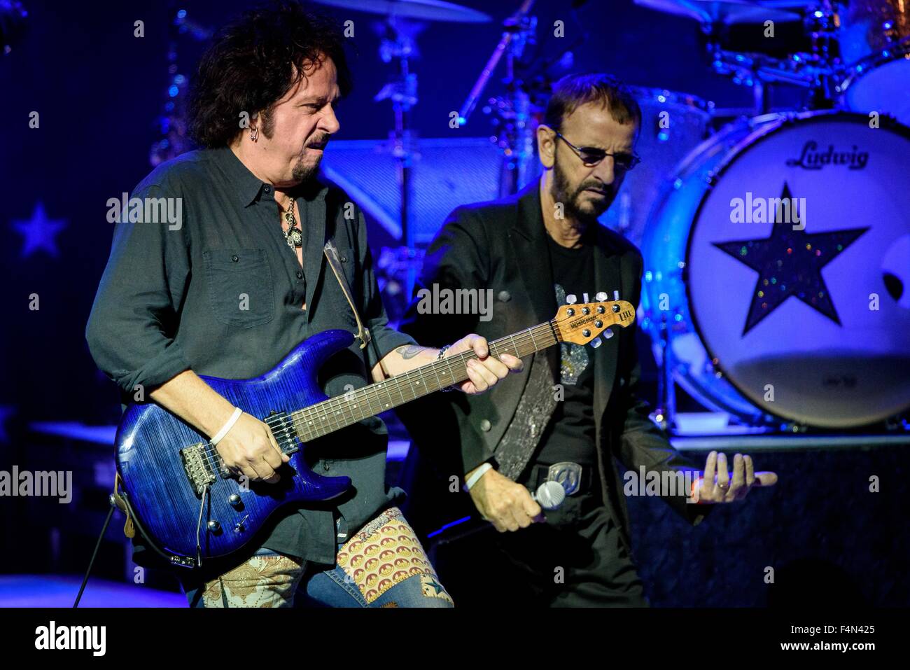 Toronto, Ontario, Canada. 20 Oct, 2015. Ex Beatle, batteur, chanteur et Ringo Starr effectuée sold out show avec son All Stars Band historique au Massey Hall à Toronto. Membres du groupe : Steve Lukather, GREGG ROLIE, Todd Rundgren, RICHARD PAGE, WARREN HAM, GREGG BISSONETTE Crédit : Igor Vidyashev/ZUMA/Alamy Fil Live News Banque D'Images