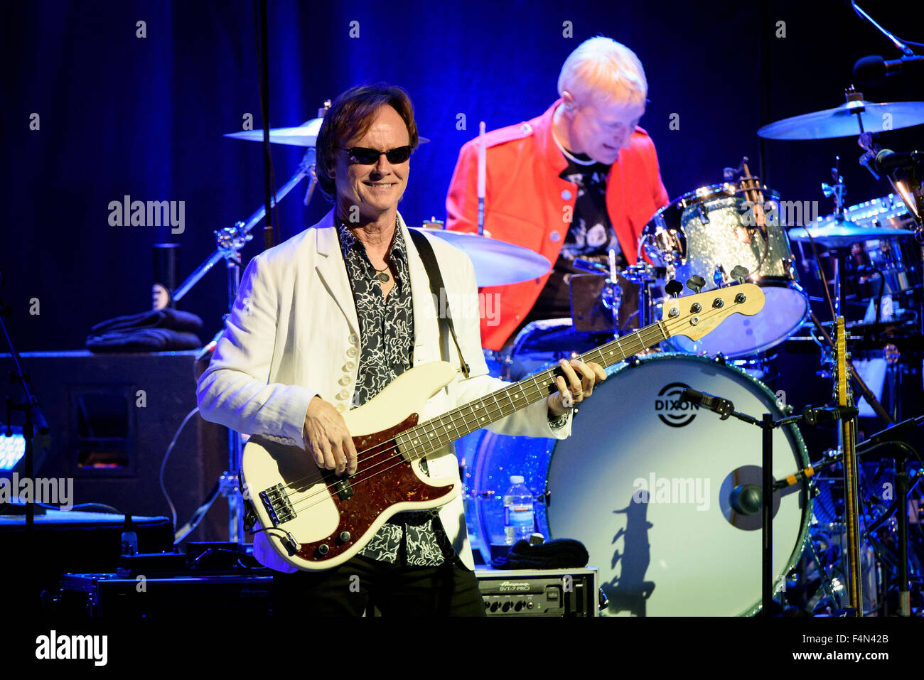 Toronto, Ontario, Canada. 20 Oct, 2015. Ex Beatle, batteur, chanteur et Ringo Starr effectuée sold out show avec son All Stars Band historique au Massey Hall à Toronto. Membres du groupe : Steve Lukather, GREGG ROLIE, Todd Rundgren, RICHARD PAGE, WARREN HAM, GREGG BISSONETTE Crédit : Igor Vidyashev/ZUMA/Alamy Fil Live News Banque D'Images